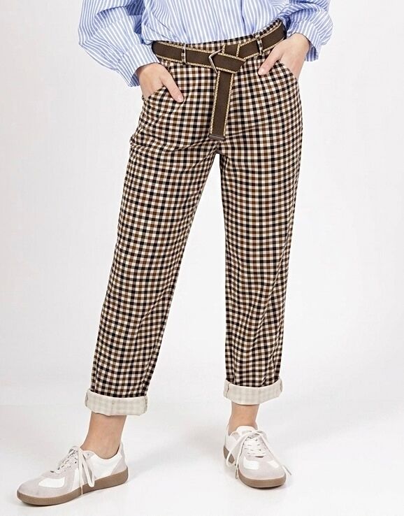Pantalon coupe carotte taille élastiquée 2 poches latérales 2 poches arrières ceinture sangle à boucle métallique motif carreaux vichy