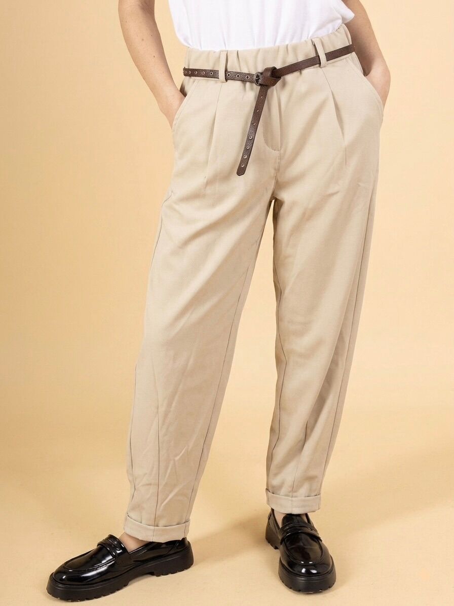 Pantalon coupe carotte taille élastiquée et froncée, pinces à l'avant coutures verticales allongeant la jambe, ceinture cloutée cuir