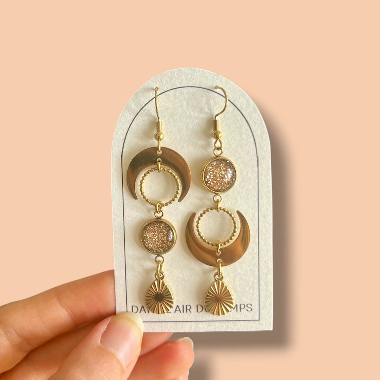 Boucles d'oreilles asymétriques lunes paillettes dorées