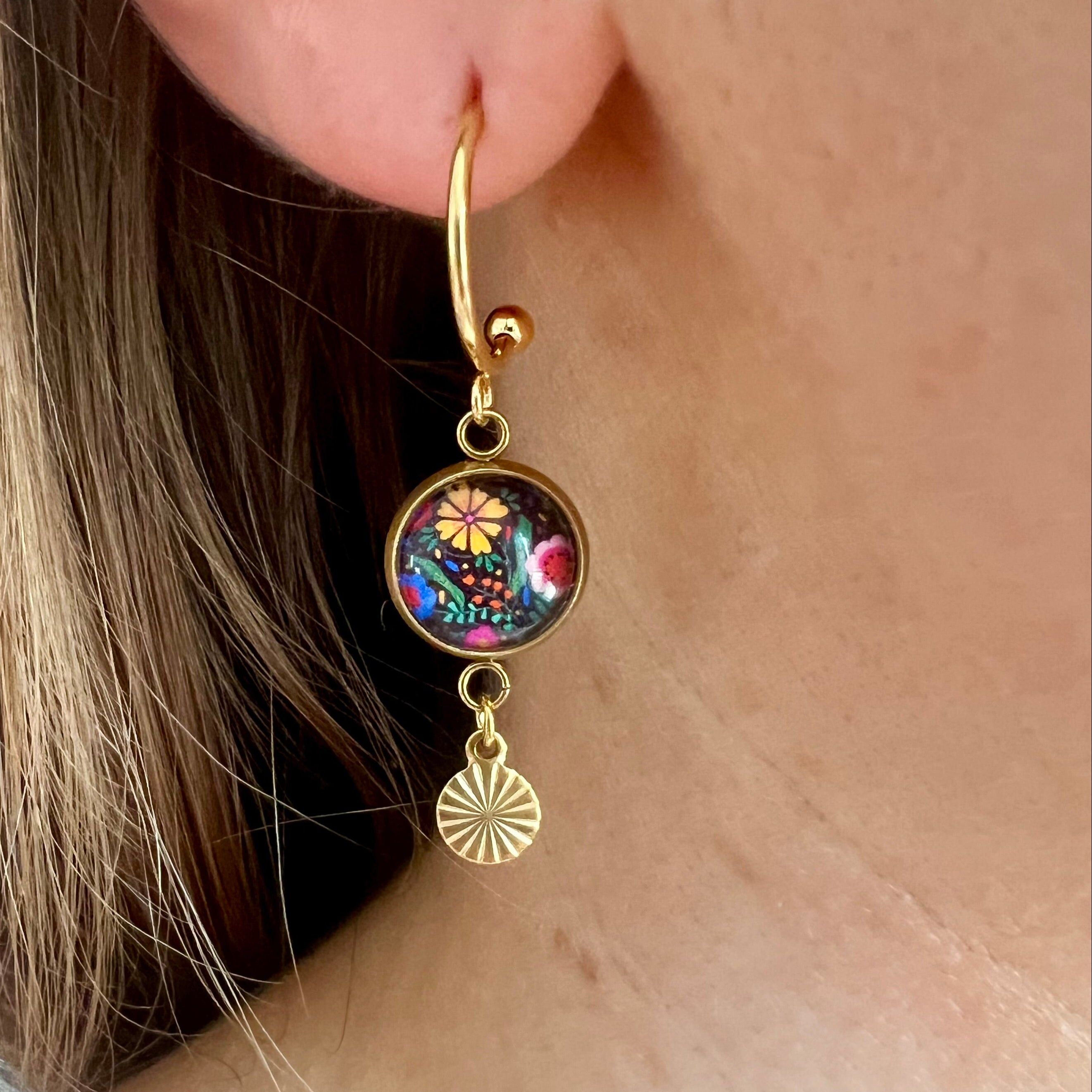 Mini Créoles motif floral multicolore sur fond noir