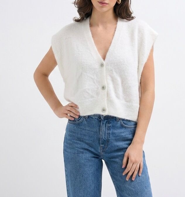 Gilet ample sans manches cropped en maille emmanchures larges et tombantes décolleté en V fermé par 3 boutons, finition en bord-côte