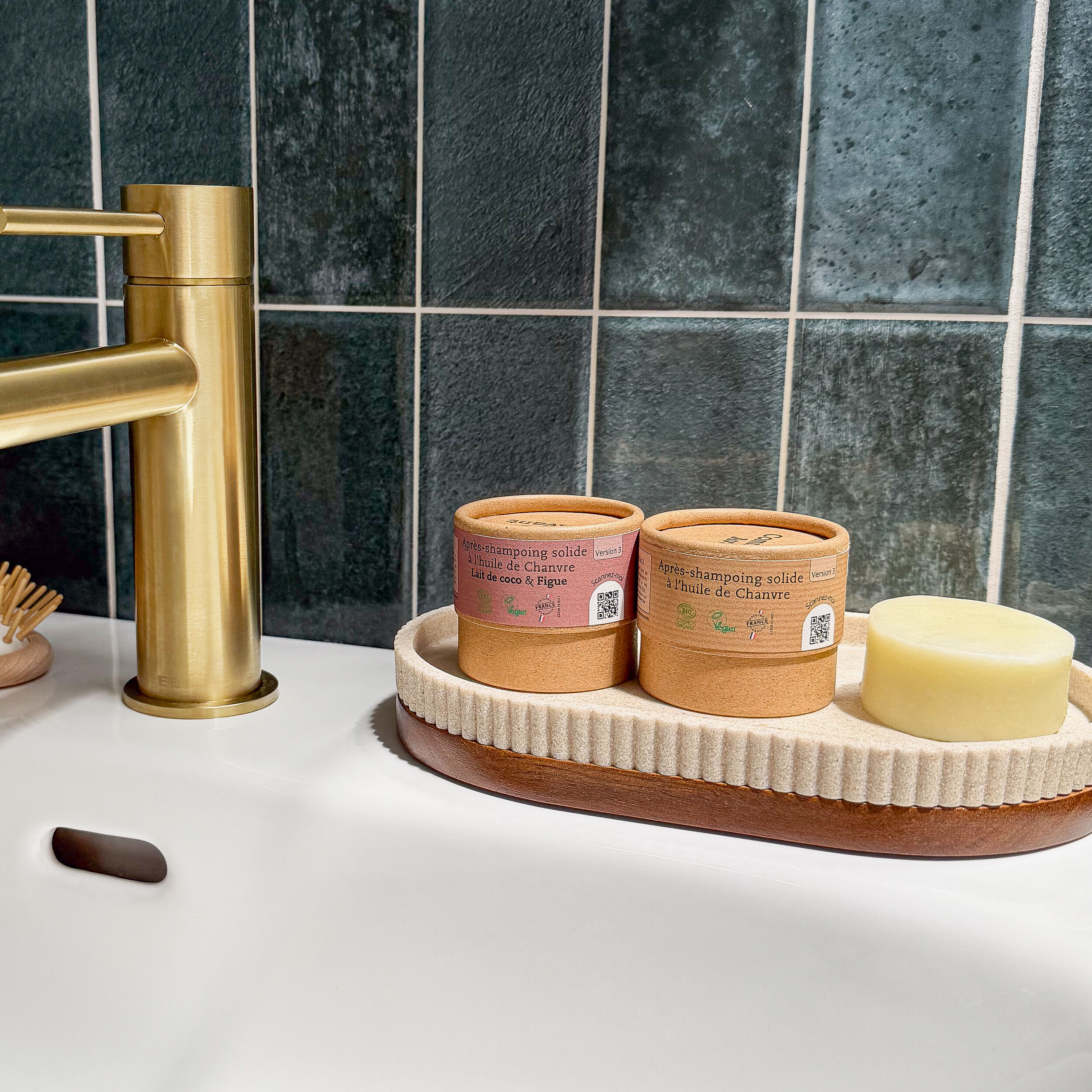 Solid conditioner with hemp oil