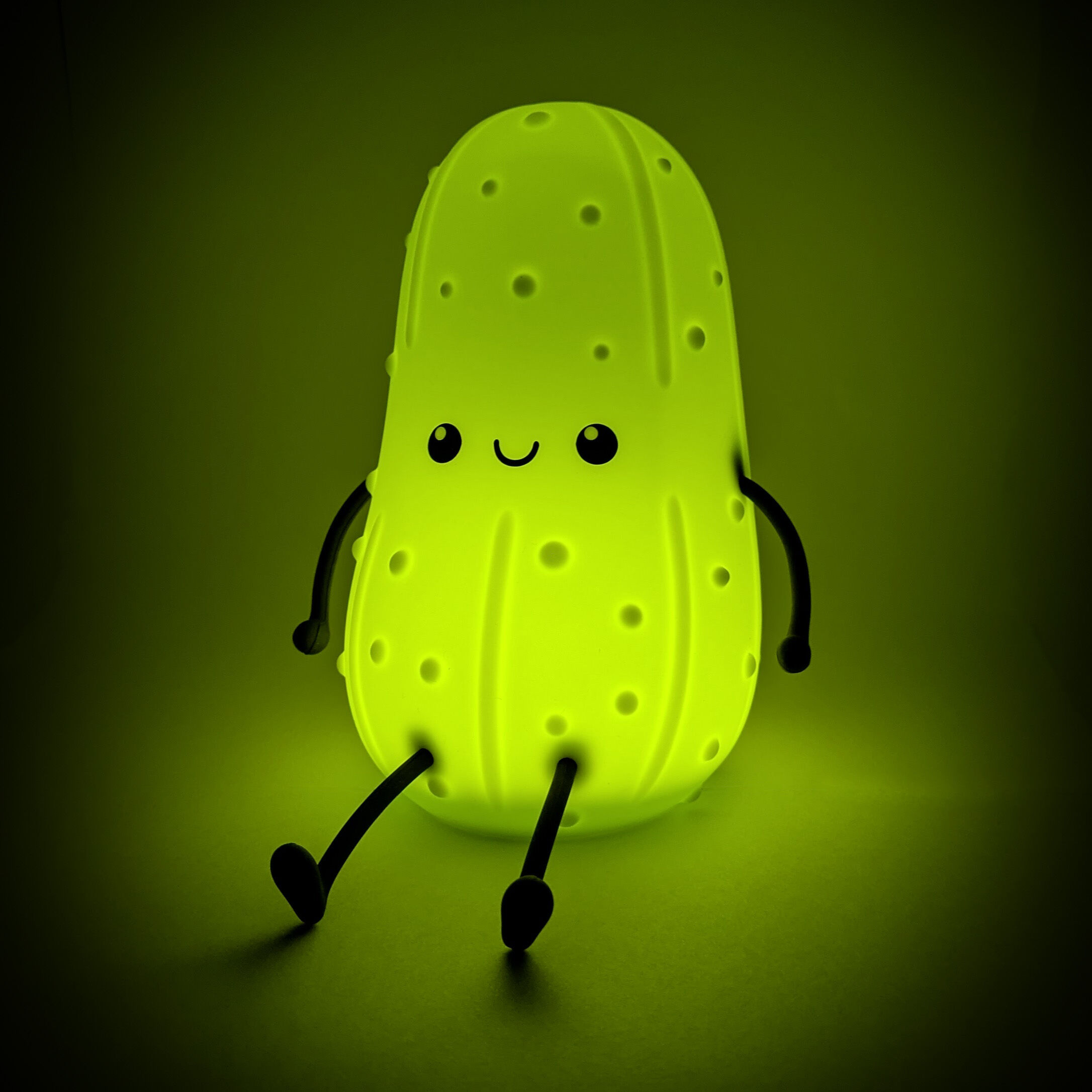 Luz nocturna con forma de pepinillo