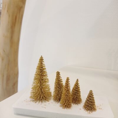 Weihnachtsdekoration Komposition aus 5 goldenen Tannenbäumen