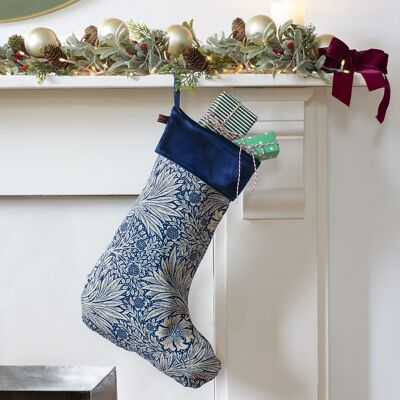 Calcetín navideño en William Morris Marigold Indigo con ribete de terciopelo azul marino