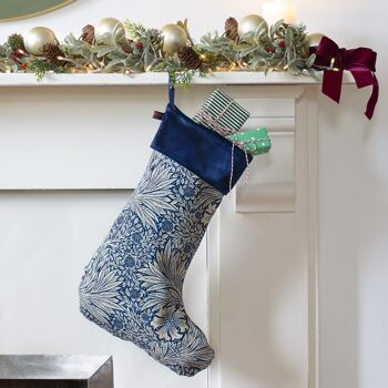 Bas de Noël en William Morris Marigold Indigo avec garniture en velours bleu marine 1