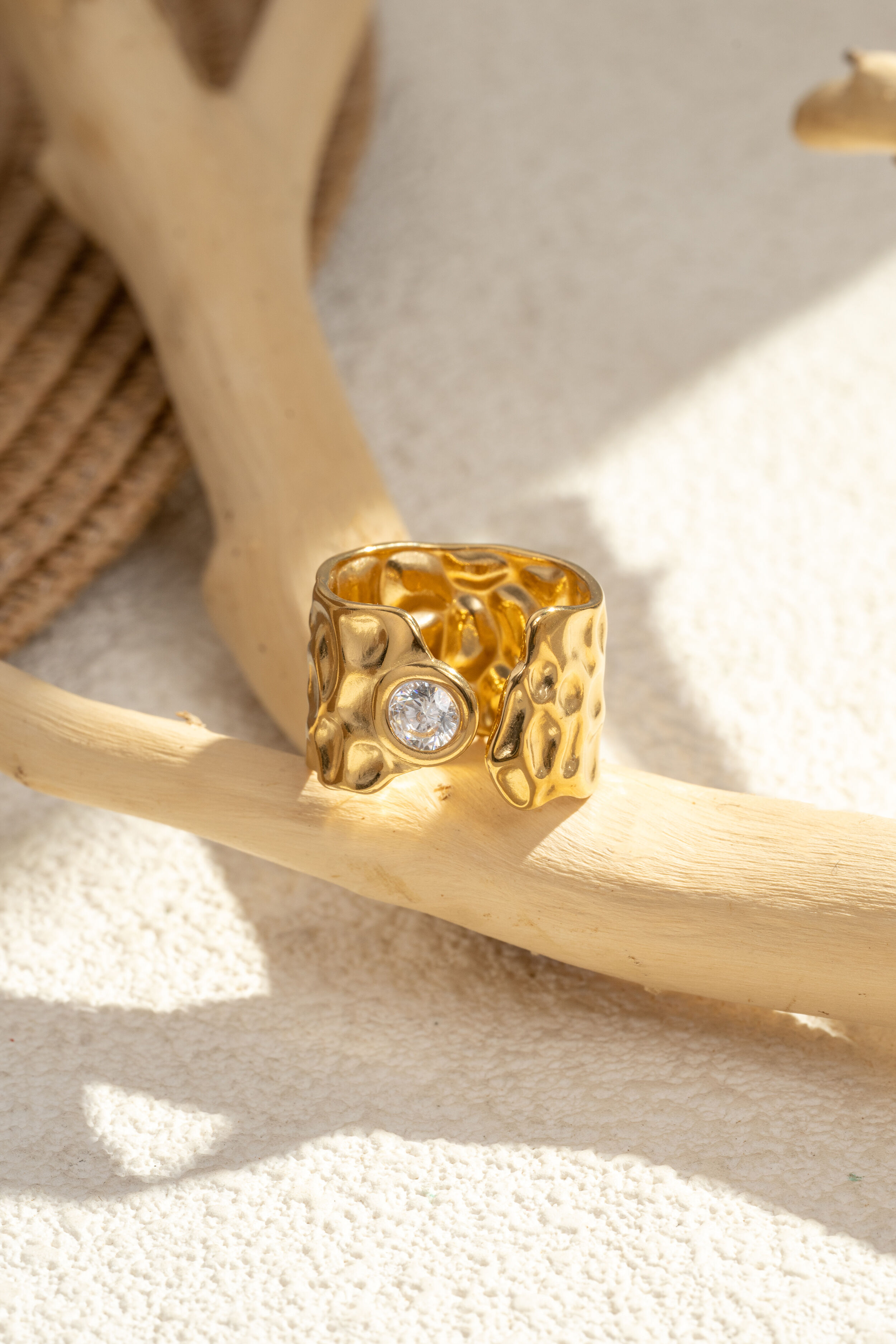 Gehämmerter Goldring mit Kristall und natürlichem Funkeln, schicker handgefertigter Schmuck, trendig