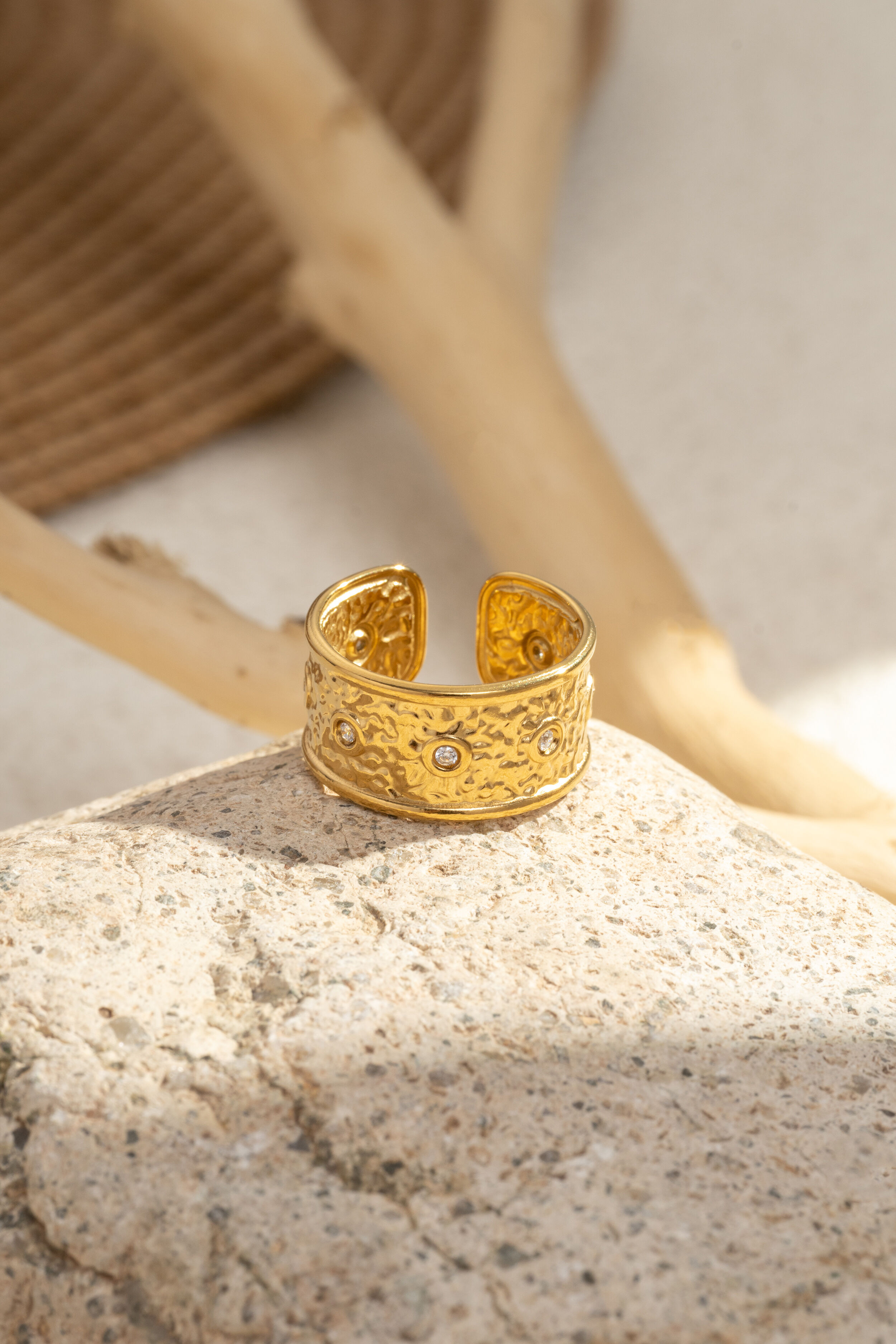 Verstellbarer, gehämmerter Goldring mit mehrfarbigen Steinen, handgefertigter Glanz, schick und trendig für Damen