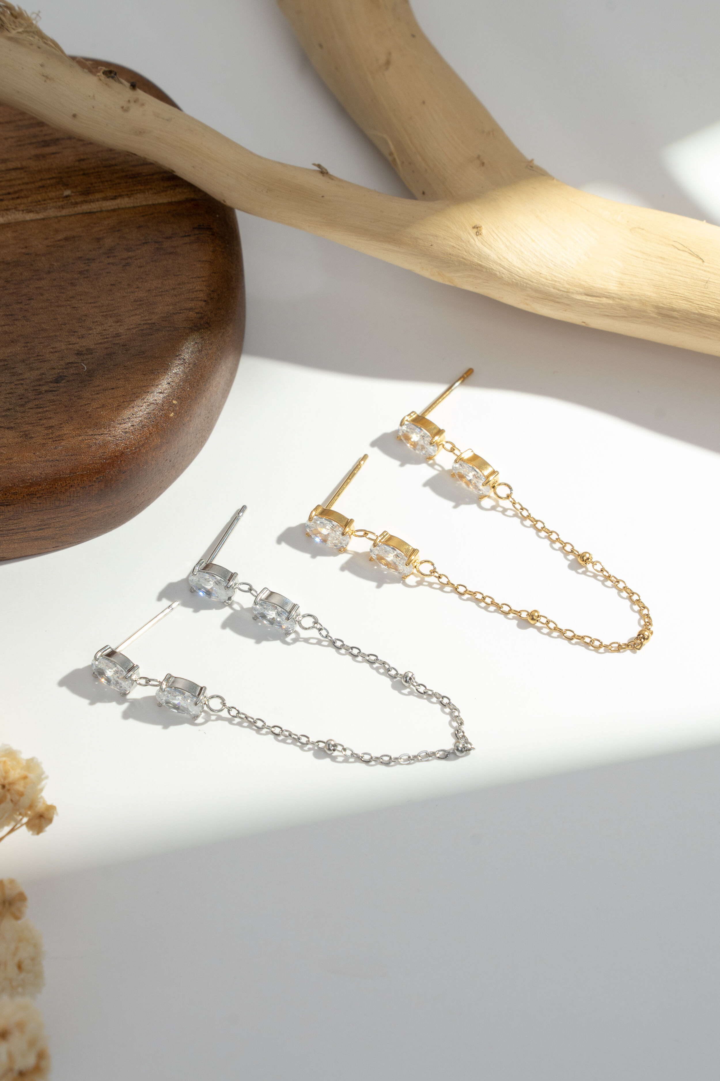 Set aus zwei einzelnen Kettenohrringen mit ovalen Kristallen, gold- und silberfarbenem Edelstahl