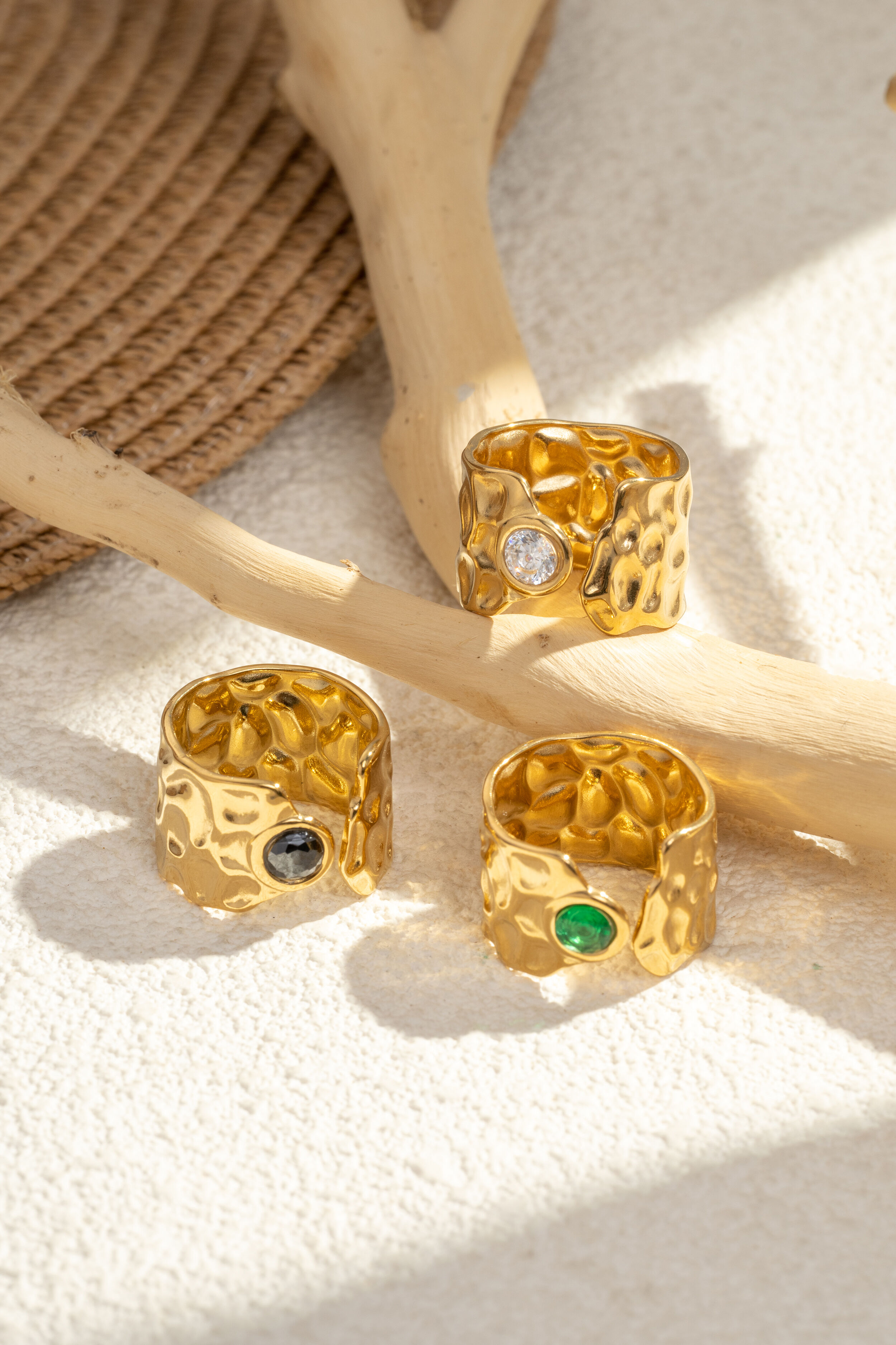 Set aus 3 breiten, vergoldeten, gehämmerten Ringen mit farbenfrohen, runden Steinen, schickes und trendiges Design