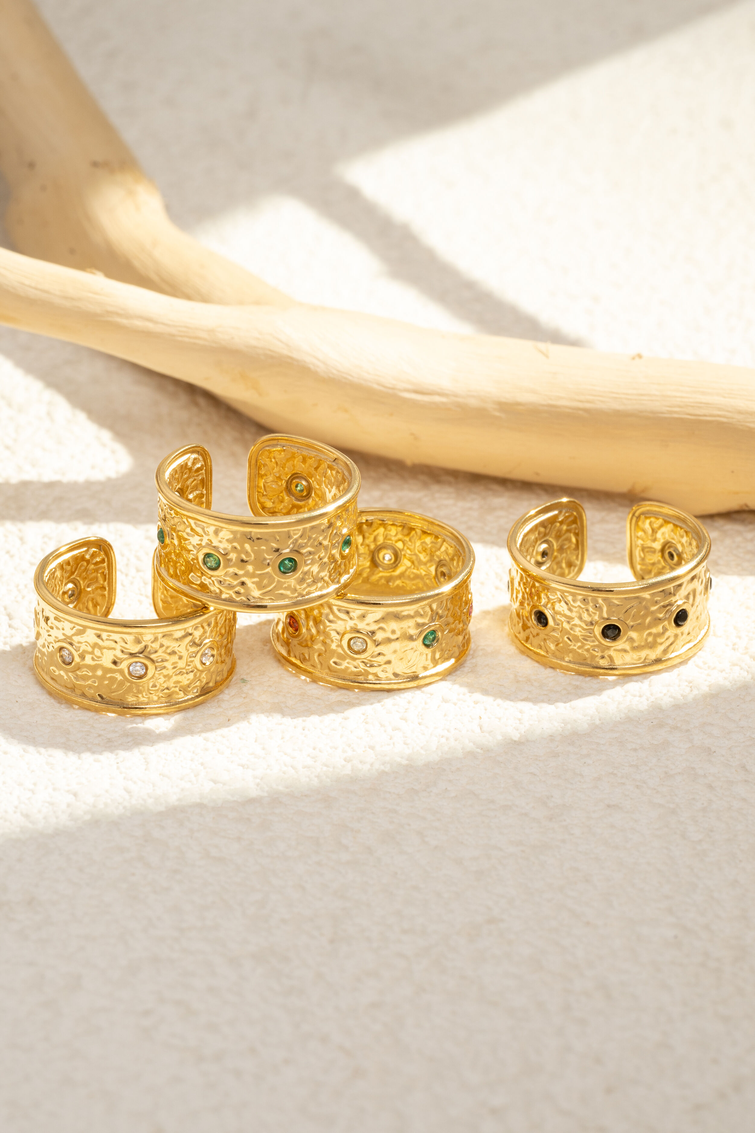Set aus 4 breiten, vergoldeten, gehämmerten Ringen mit farbenfrohen, runden Steinen, schickes und trendiges Design