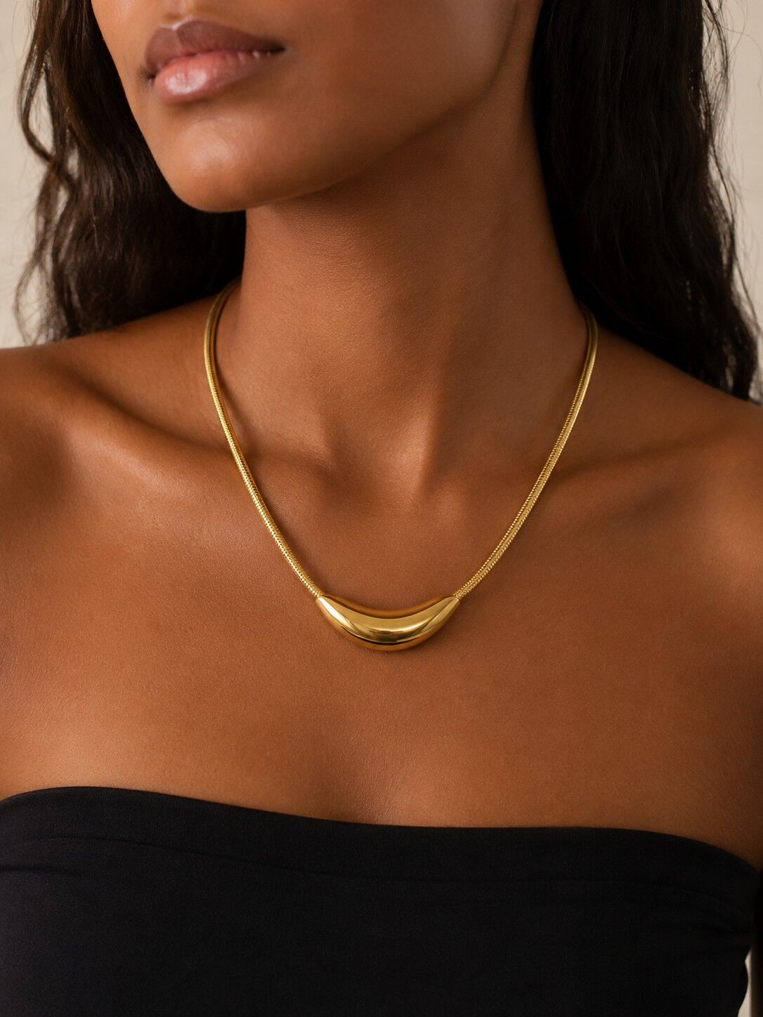 Minimalistische goldene Magnetkette mit elegantem, geschwungenem Anhänger aus robustem Edelstahl