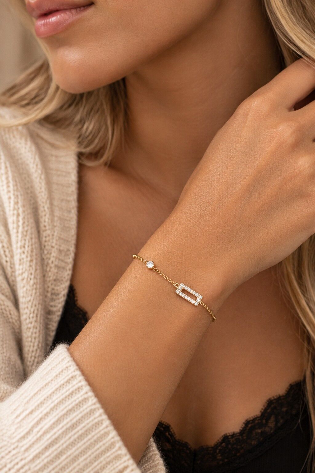 Minimalistisches Goldarmband mit charmantem rechteckigem Design und Pavé-Kristallen; raffinierte Eleganz