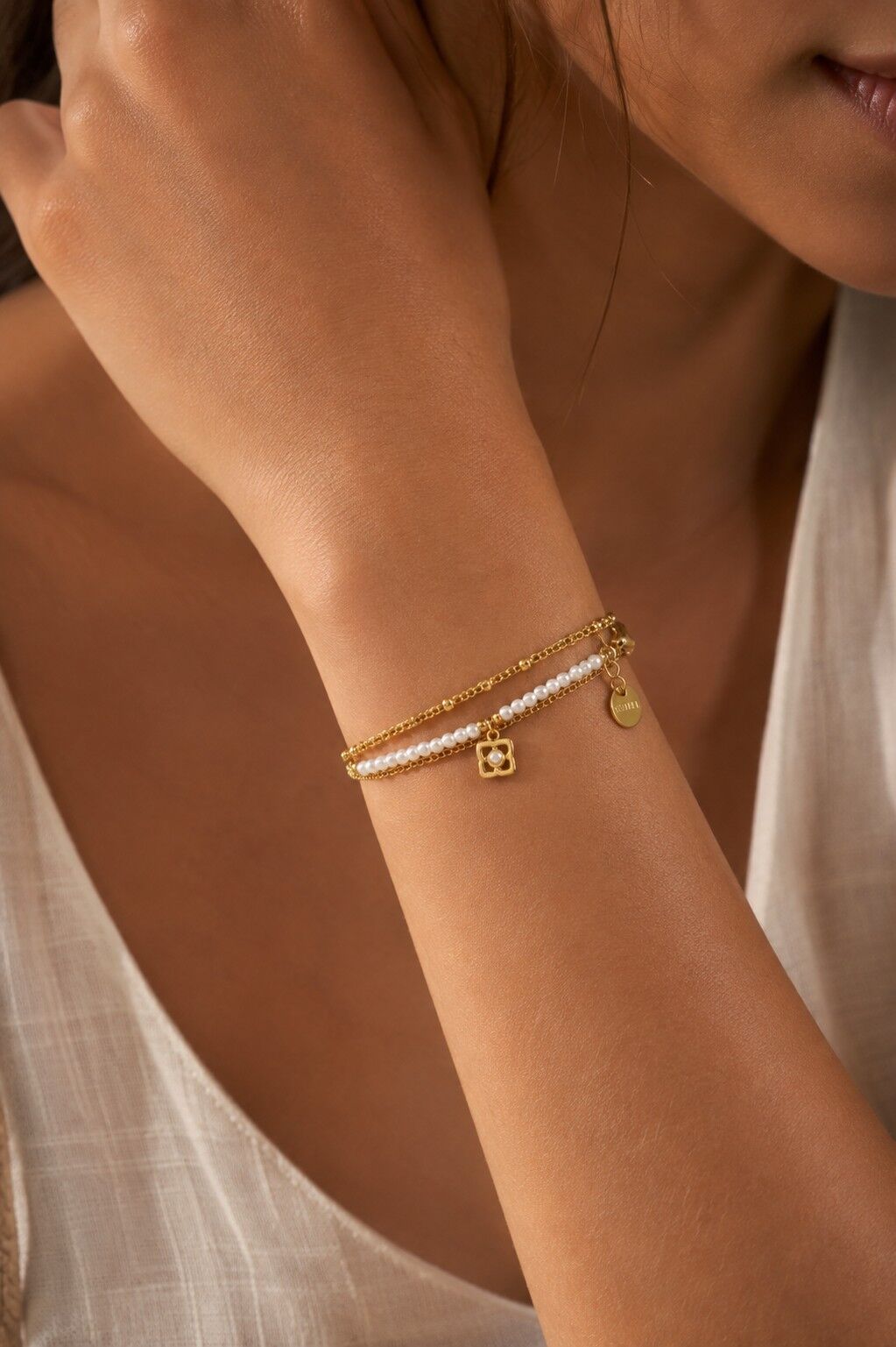Vergoldetes Armband mit feinen Perlen, doppelter Kette, weißem Blütenanhänger, raffinierter, moderner Eleganz