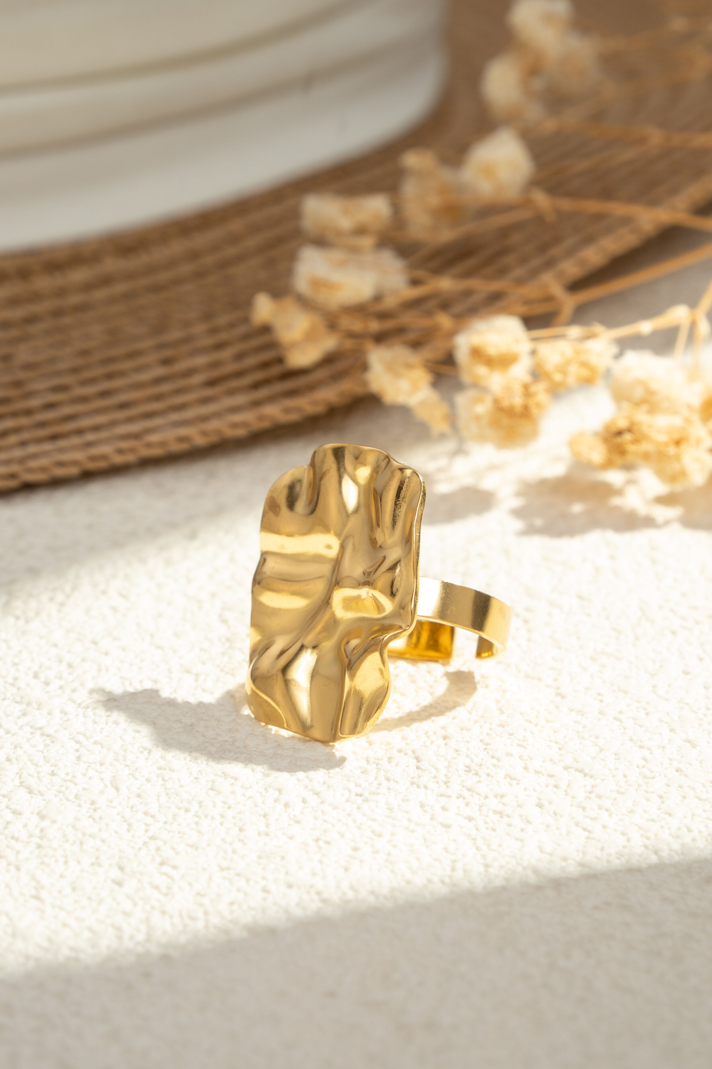 Goldring mit breitem Hammerschlag-Effekt, skulpturales, modernes organisches Design