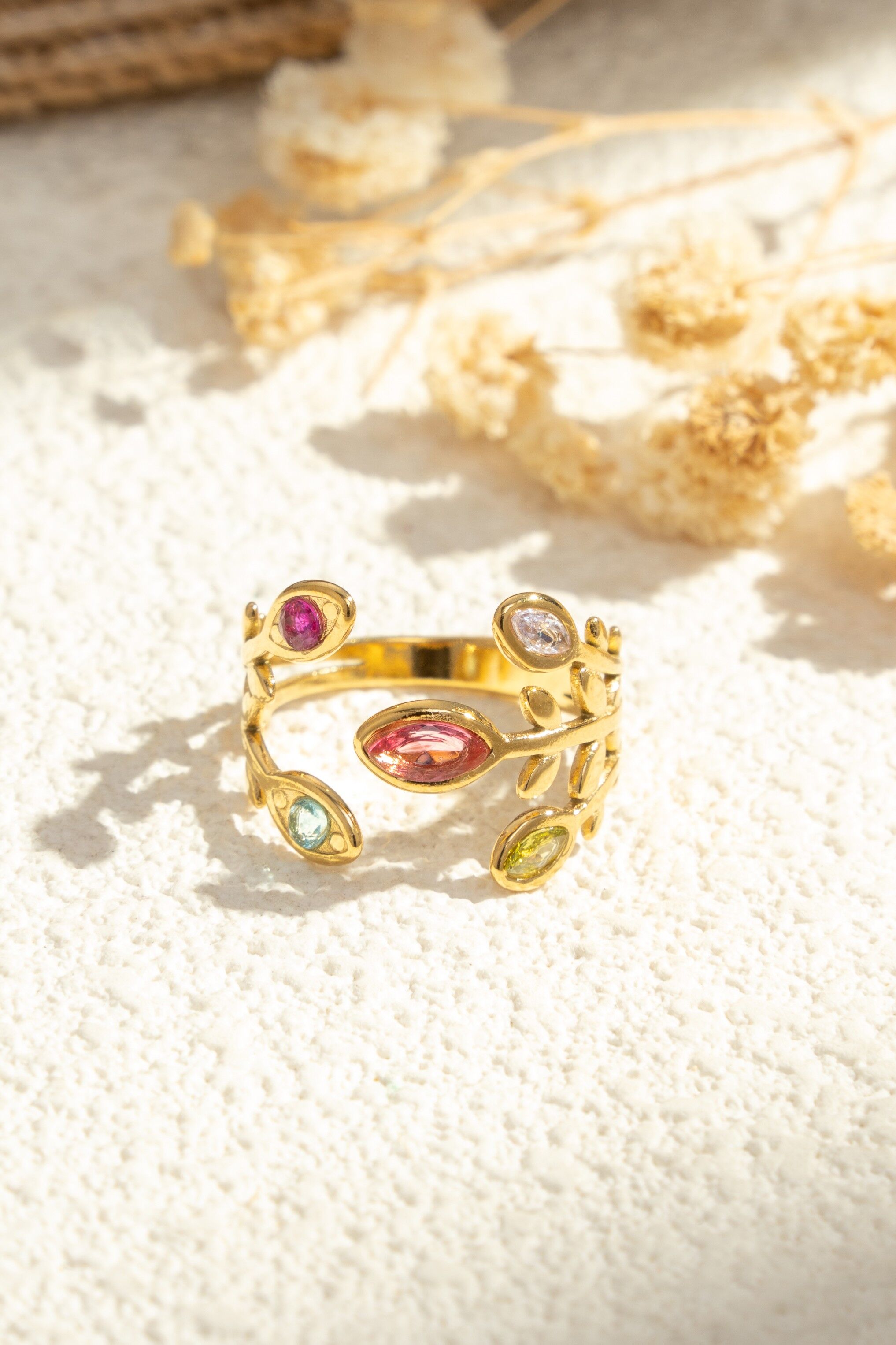 Offener Goldring mit Blättern, besetzt mit mehrfarbigen Markisensteinen, elegantes und leuchtendes Design