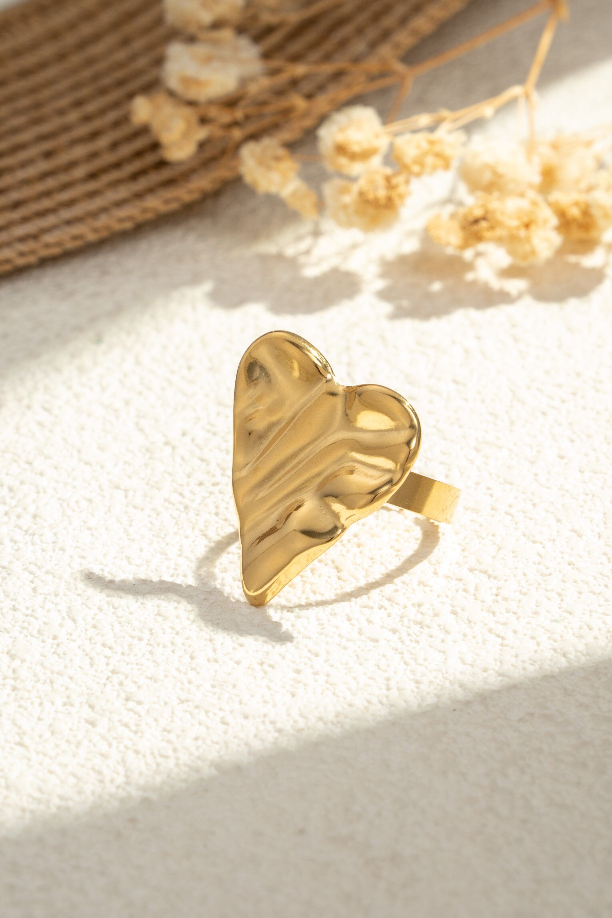 Goldring mit skulpturalem Herz, voluminöser, wellenförmiger Textur, modernem und elegantem organischem Design