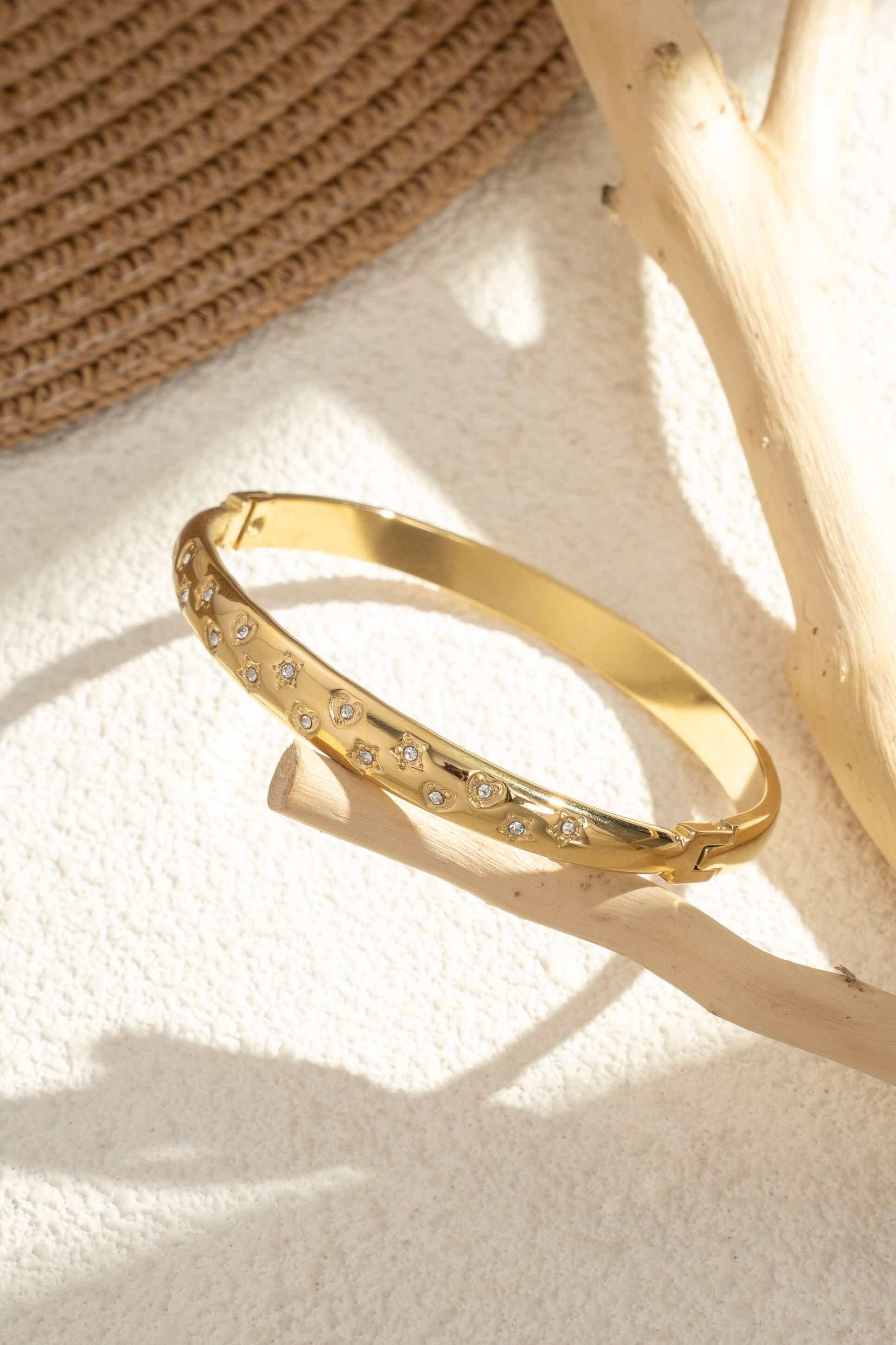 Funkelndes, goldfarbenes Edelstahlarmband – zart, elegant und modisch.