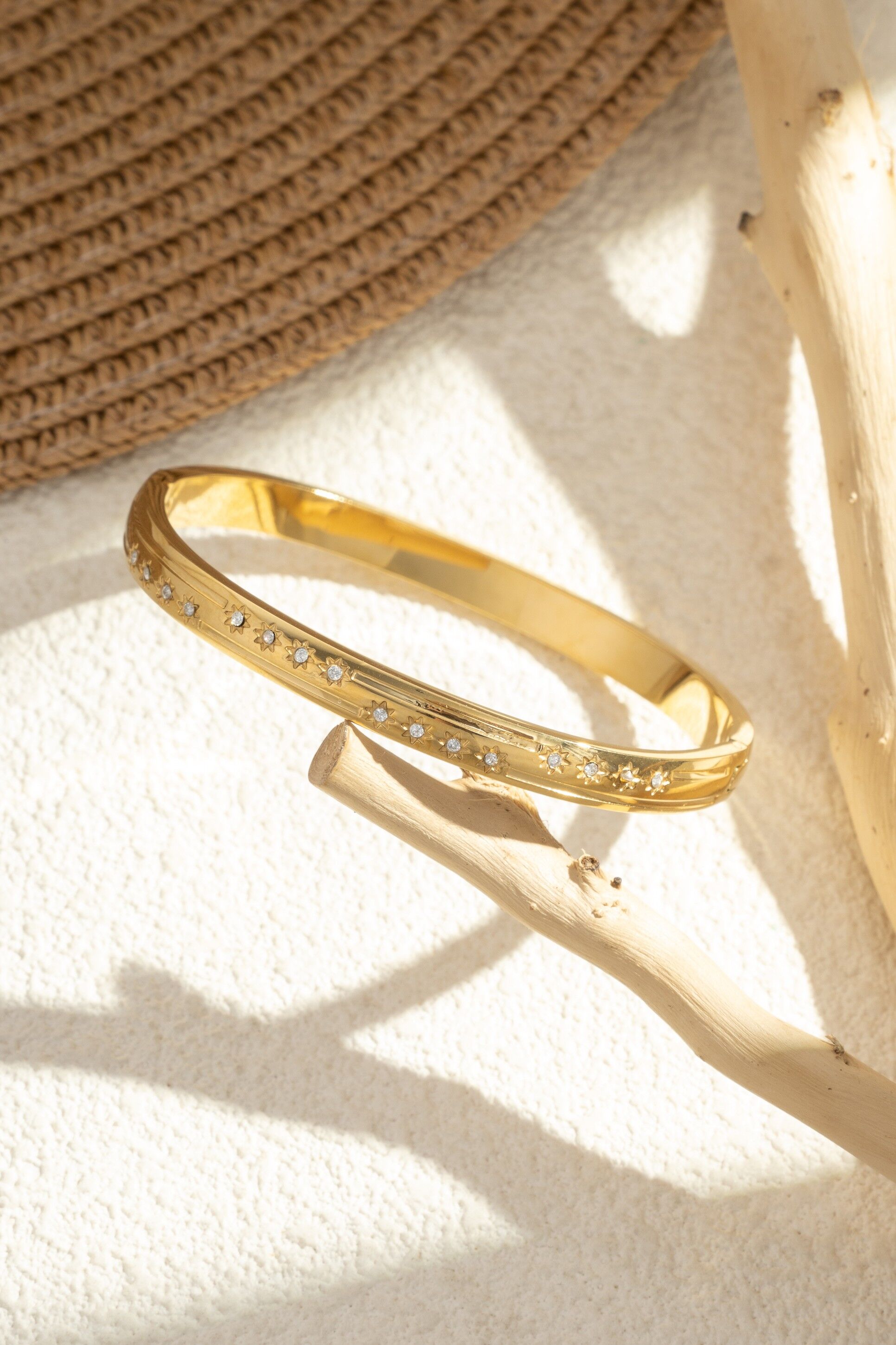 Funkelndes Sternarmband aus zartem, elegantem und trendigem, goldplattiertem Edelstahl – Schmuck für Damen.