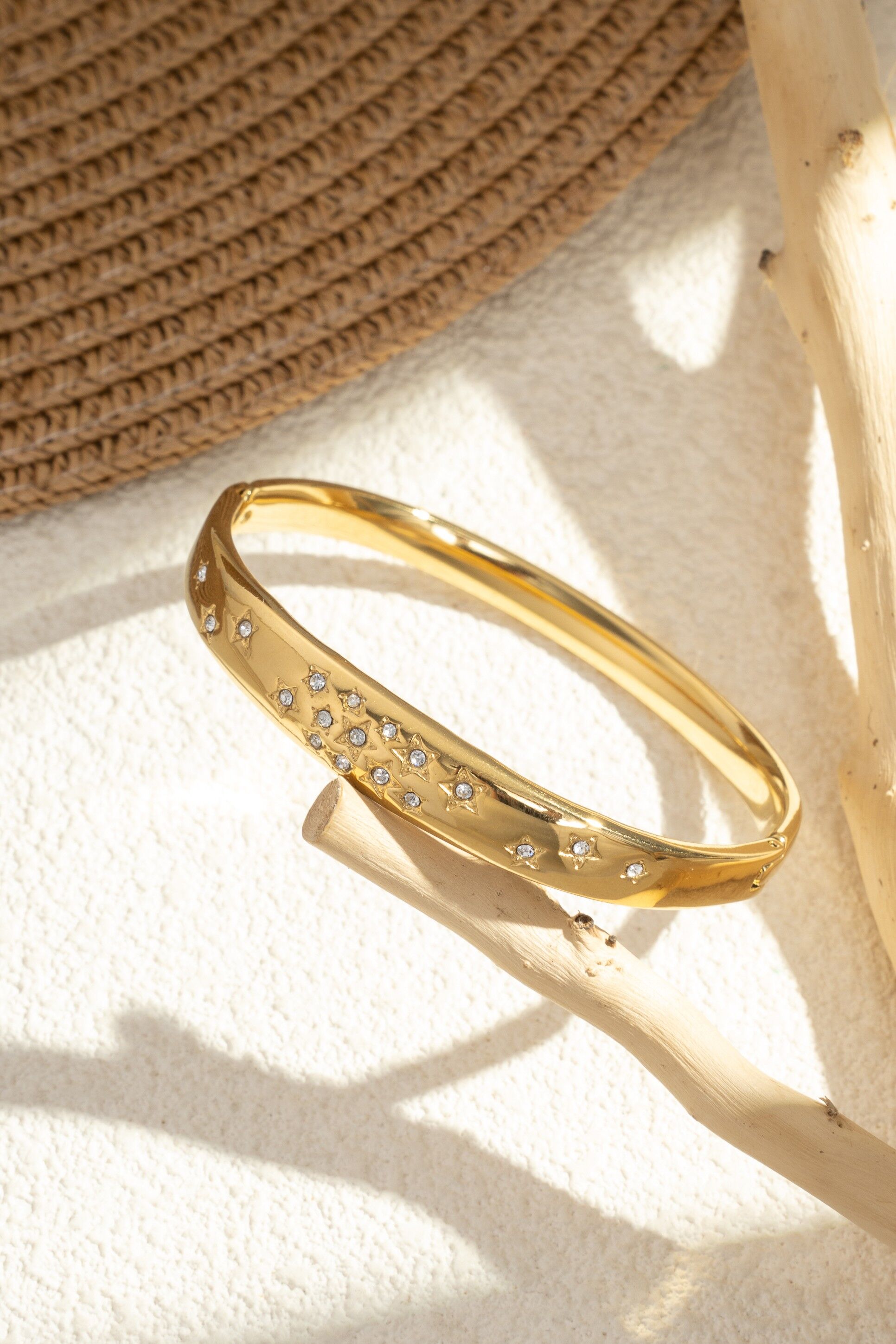 Elegantes und trendiges Damenschmuckstück, starres Armband mit Sterngravur aus funkelndem goldfarbenem Edelstahl