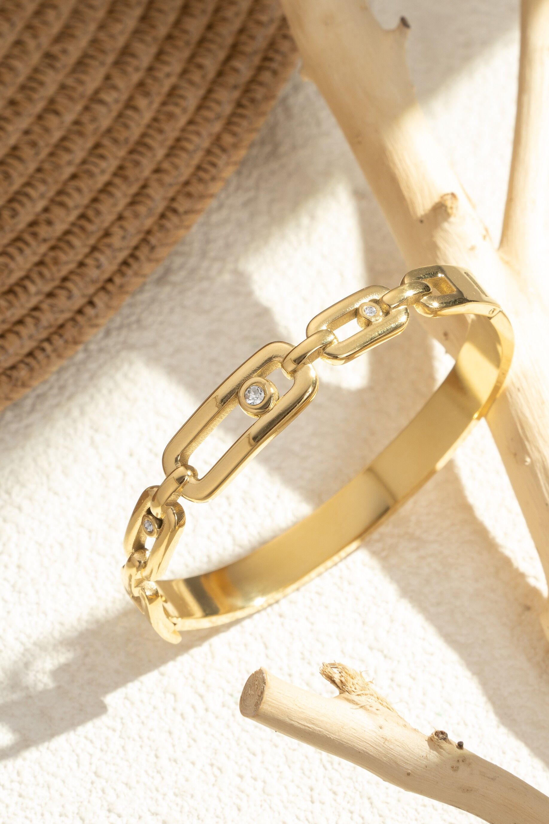 Elegantes, zartes und trendiges Armband aus goldfarbenem Edelstahl.