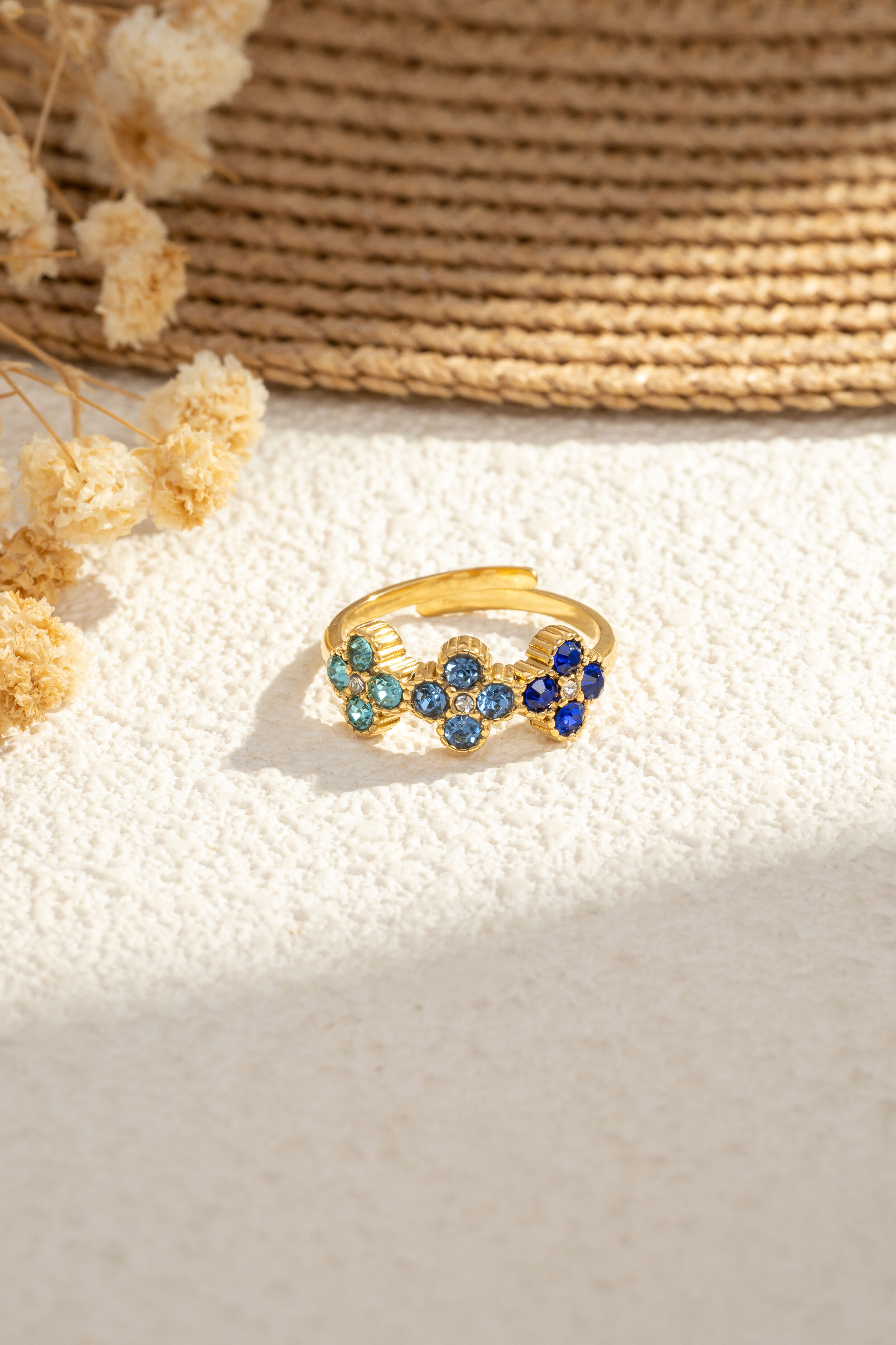 Zarter und eleganter, goldplattierter Edelstahlring mit funkelndem, farbenfrohem Kleeblattmotiv