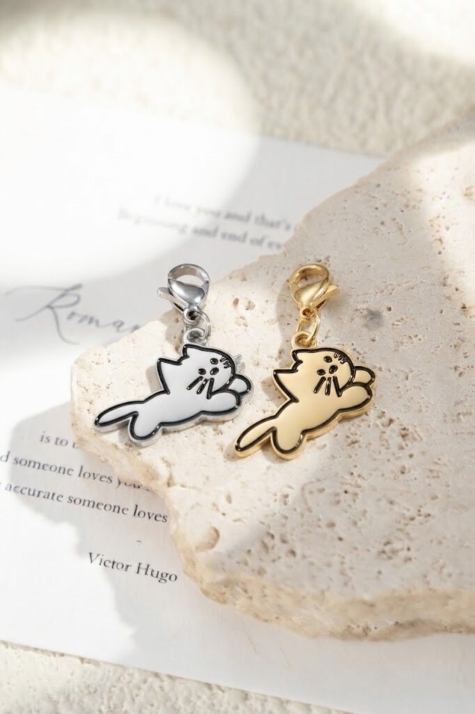 Set aus 2 niedlichen Katzenanhängern aus silber- und goldfarbenem Edelstahl – Glücksbringer