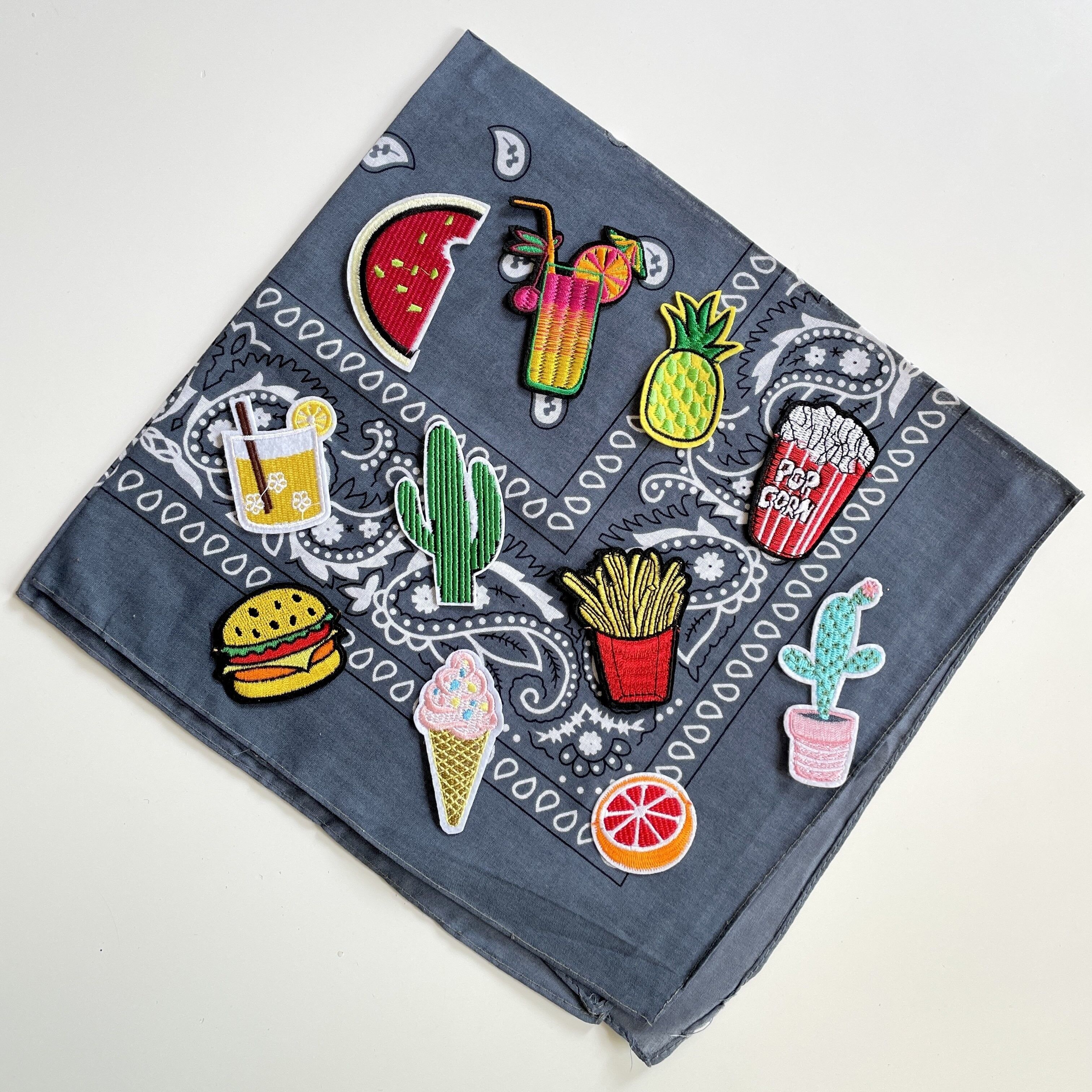 Graues Bandana und Aufnäher
