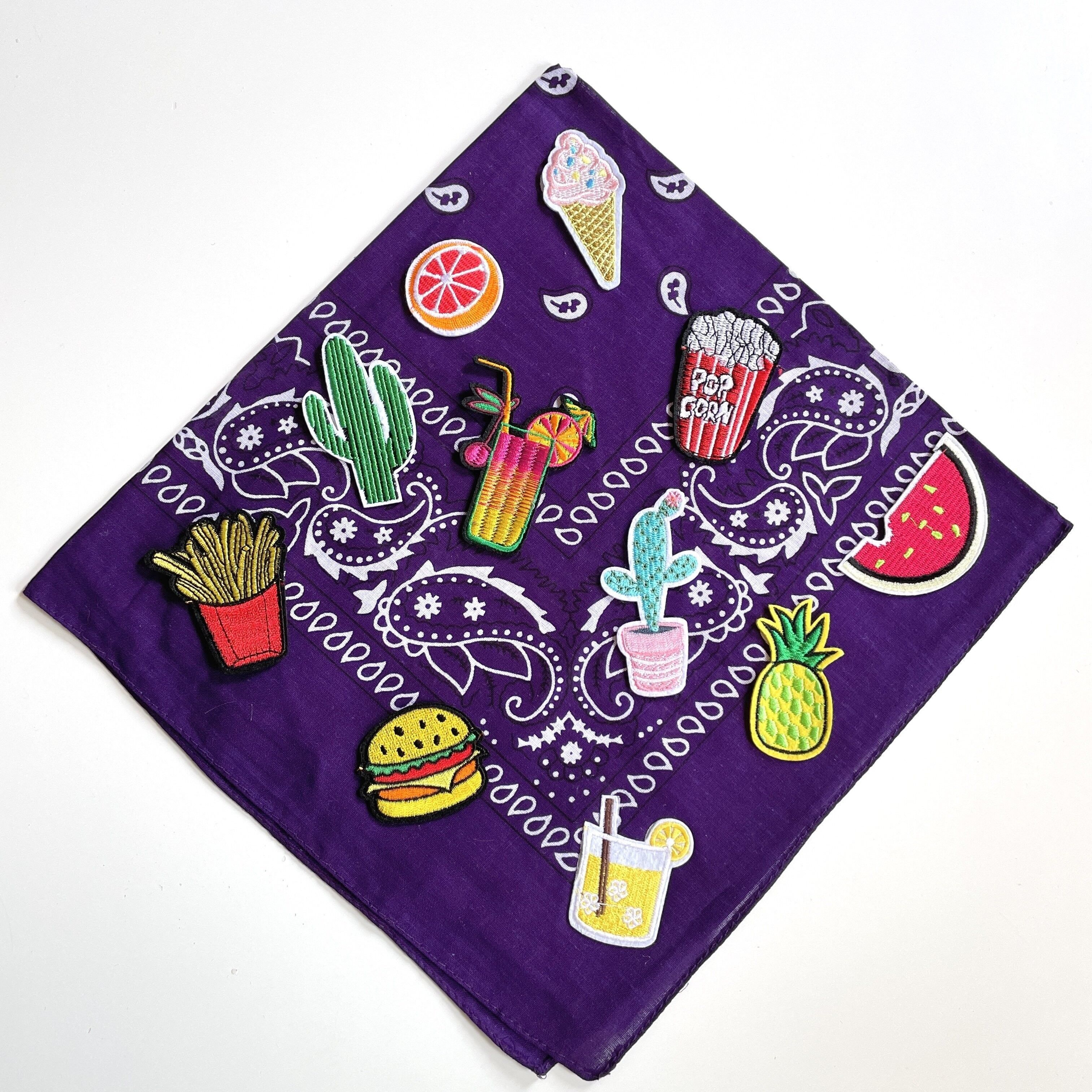 Lila Bandana und Patch