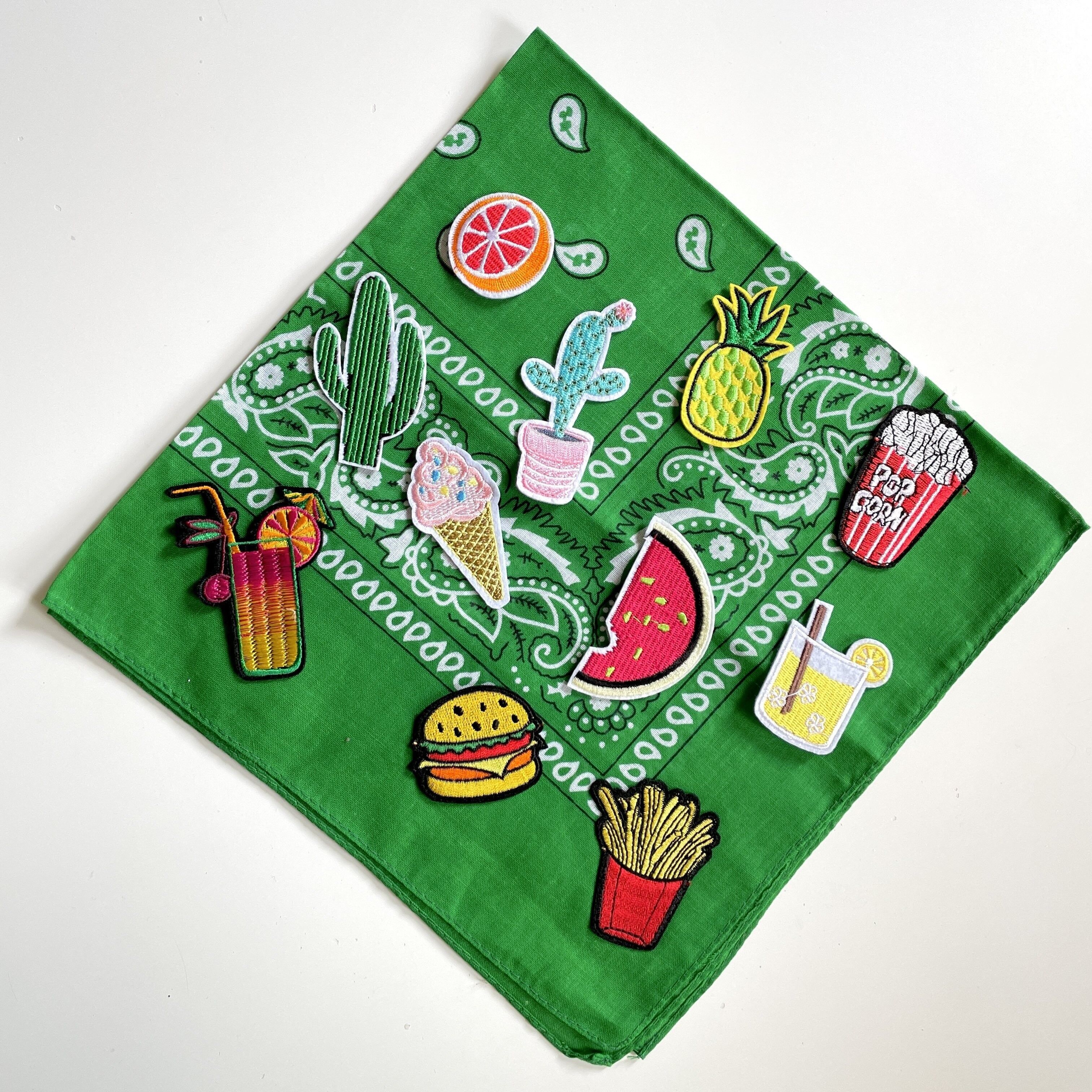 Grünes Bandana und Aufnäher