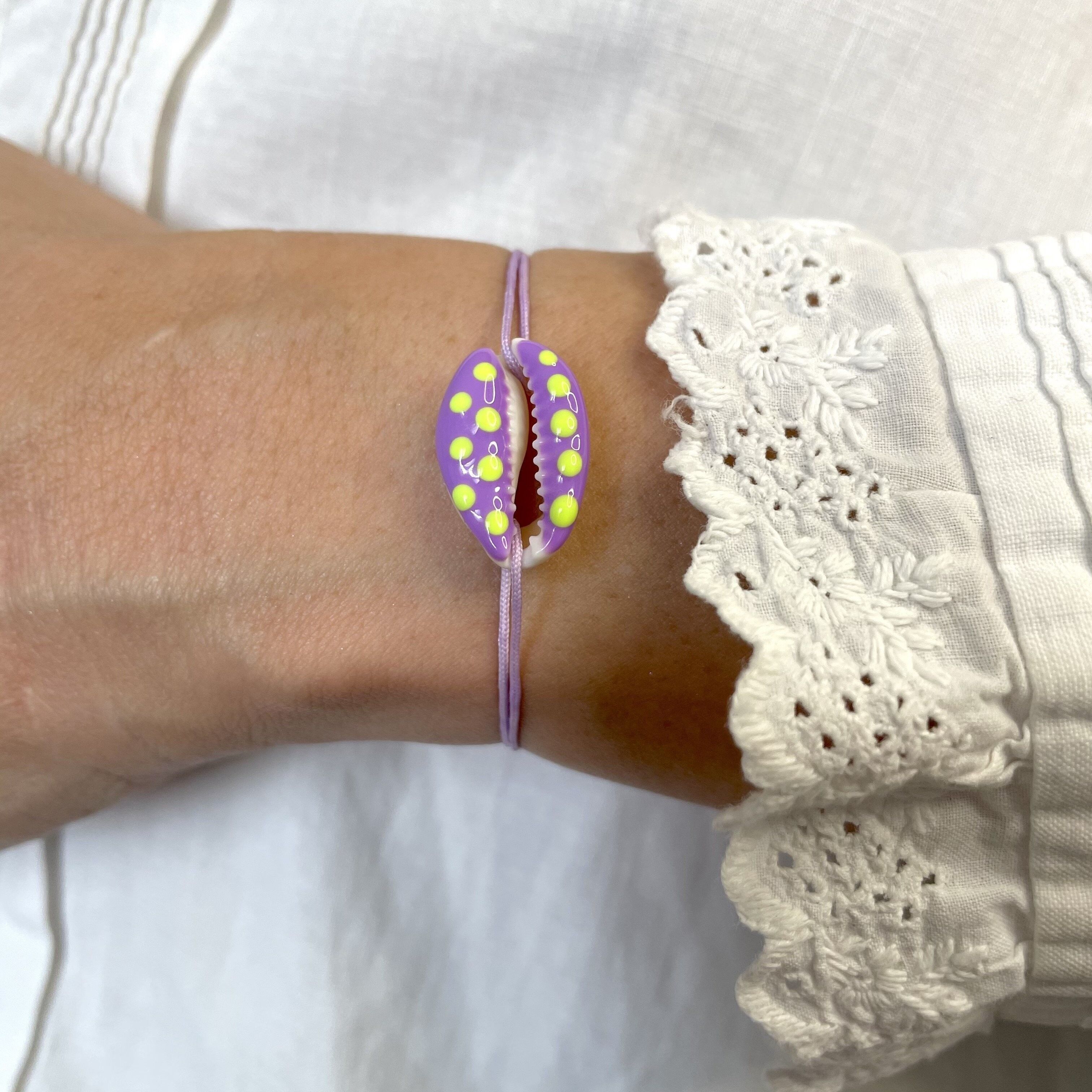 Gepunktetes Muschelarmband - Lila & Gelbe Punkte