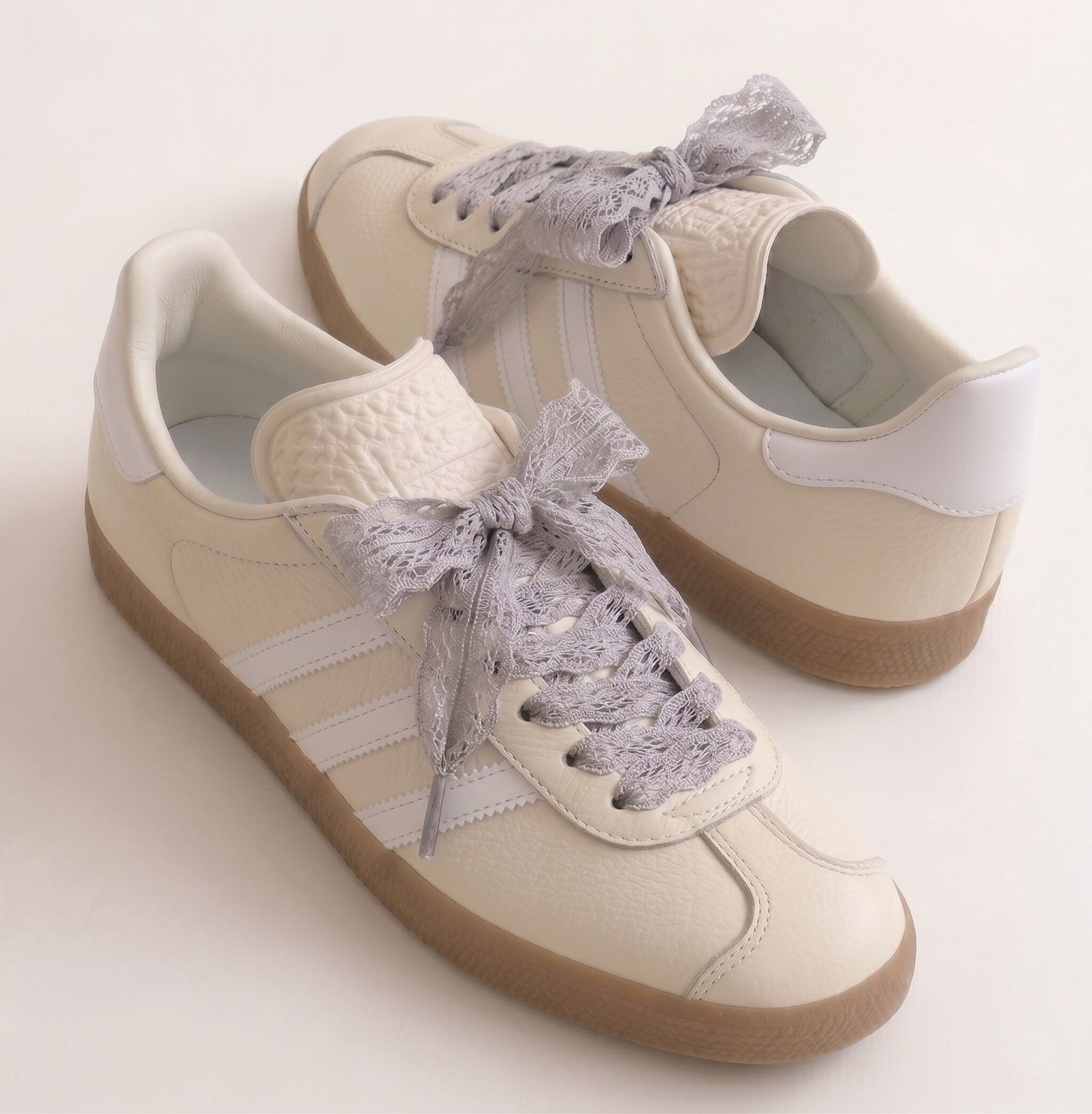 Lacci grigi per scarpe
