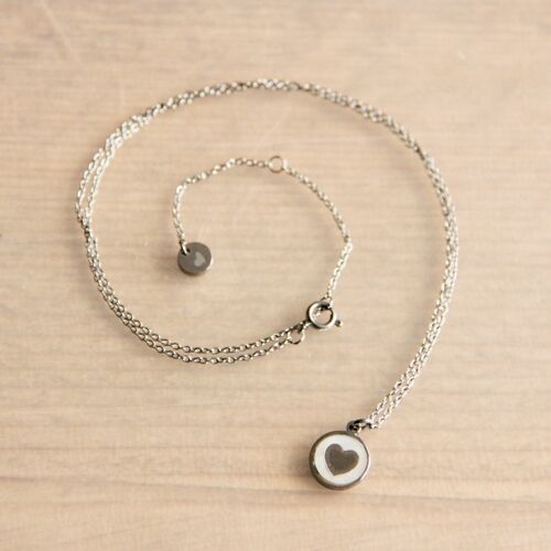 FW219: Stainless steel fine necklace with round mother-of-pearl charm - silver
