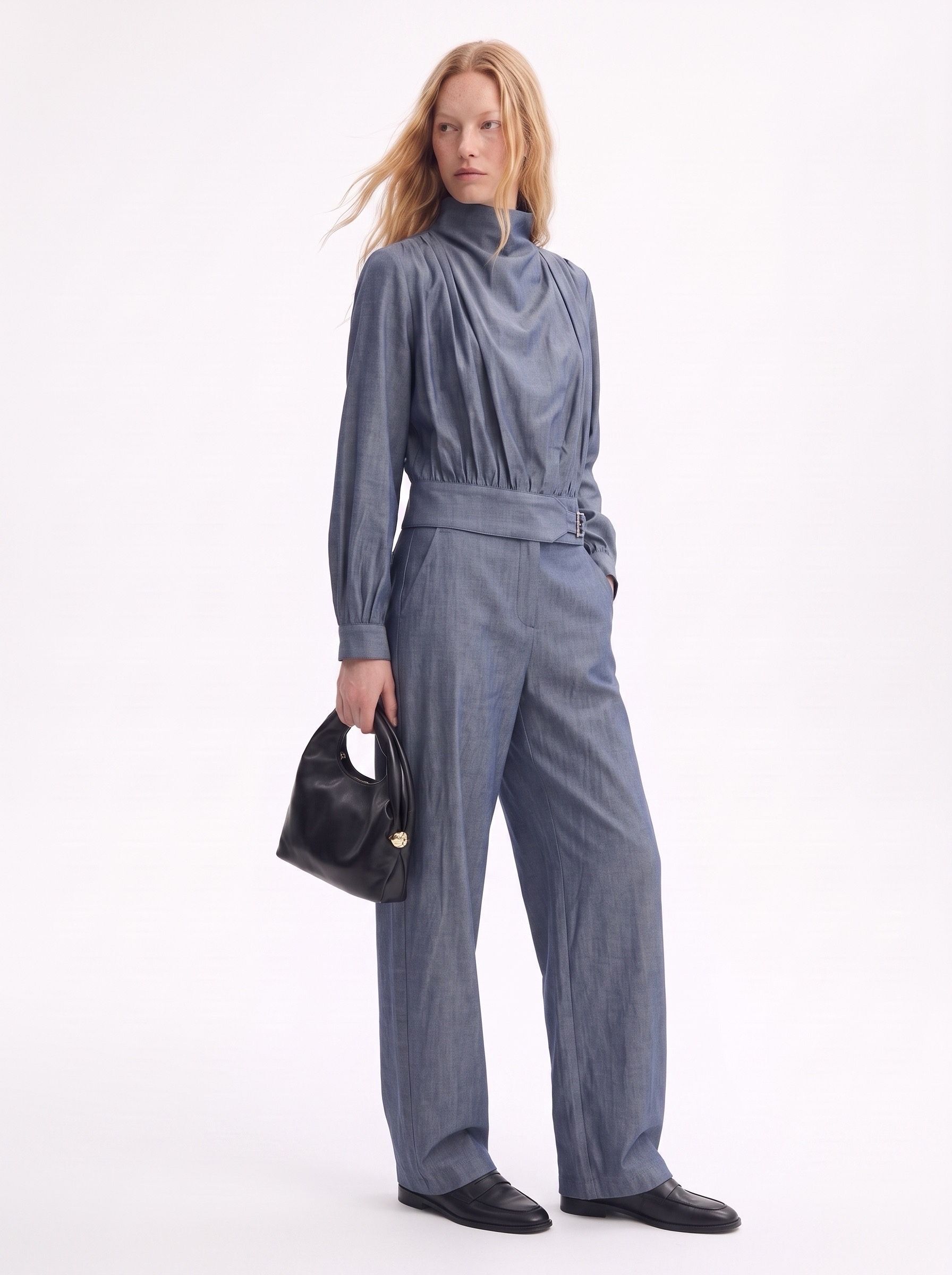 Jumpsuit mit hohem Kragen, betonter Taille und Falten
