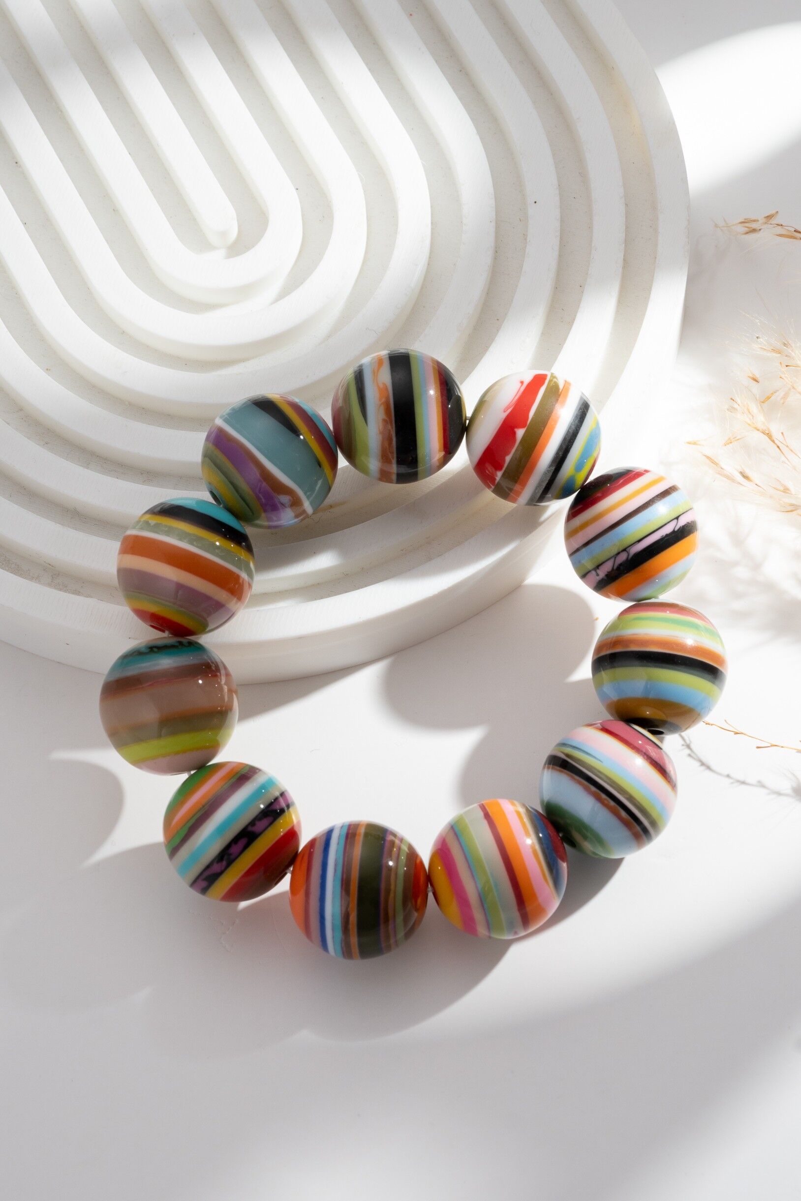 Rundes, gestreiftes, mehrfarbiges Perlenarmband, künstlerisches Design