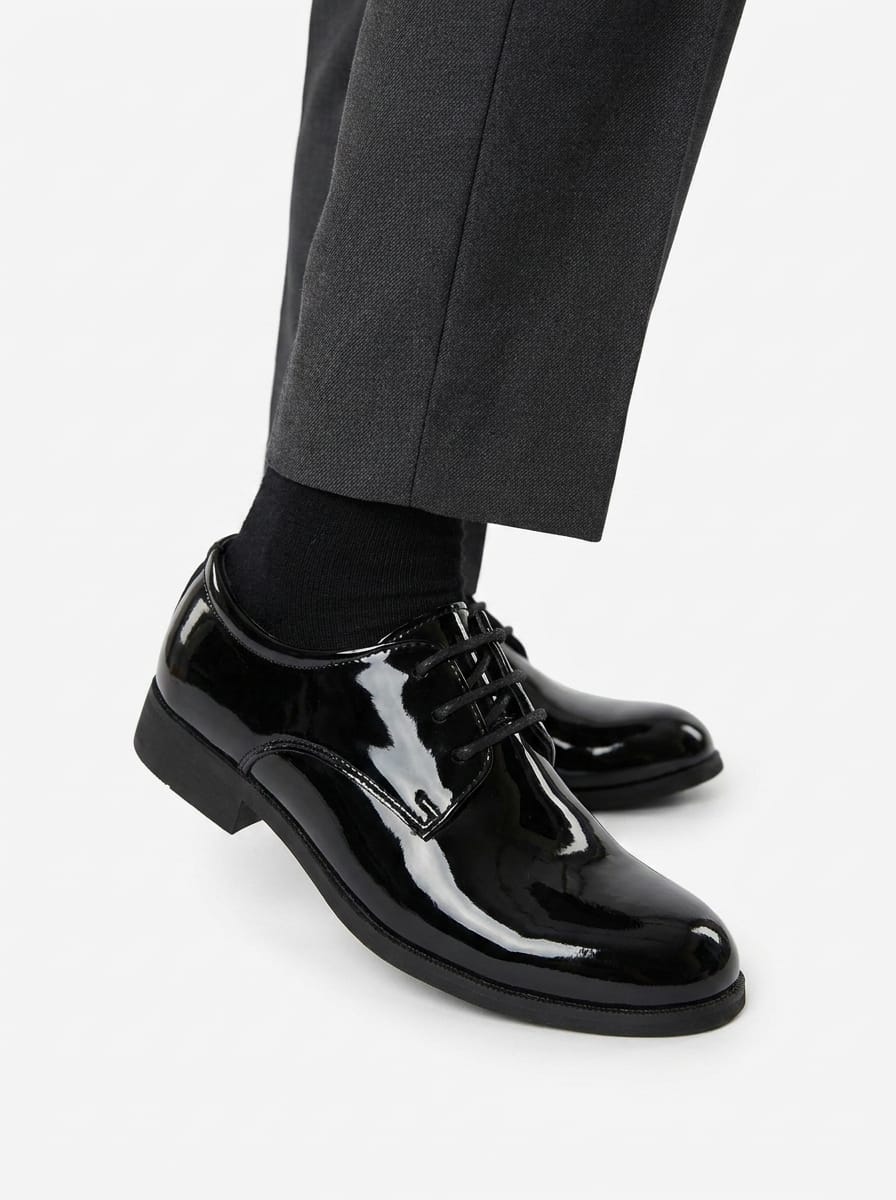 J1504 - Zapatos derby con cordones de charol para niño