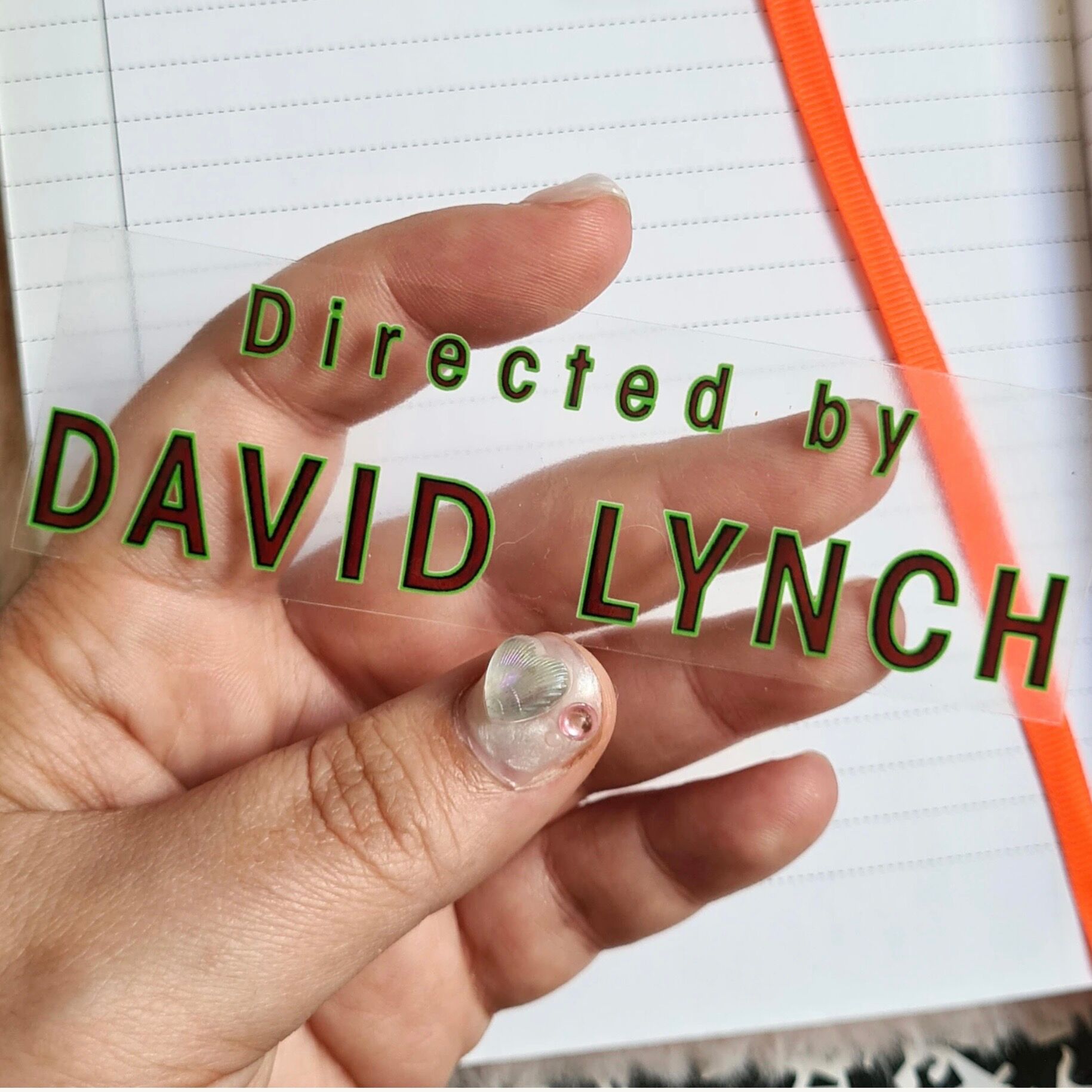 Transparenter Aufkleber. Regie: David Lynch.
