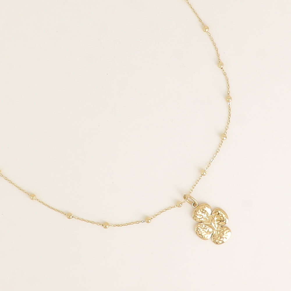 Collier - chaîne avec boules, trèfle martelé avec coeur