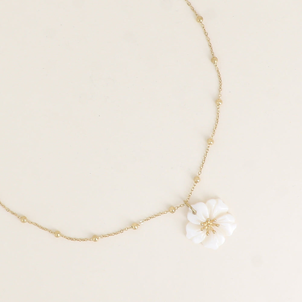 Collier - chaîne avec boules, fleur en nacre