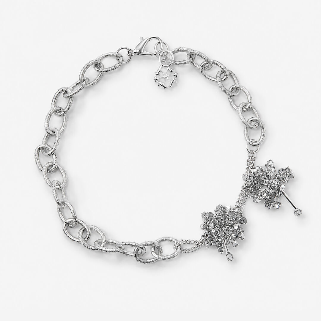 Collier à maillons argentés et fleurs argentées en perles et cristaux - Erica Argenta Jason