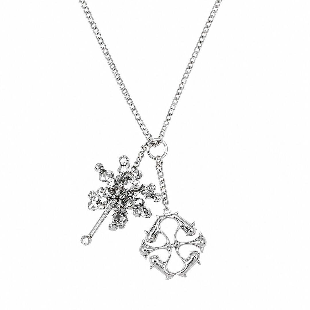 Collier pendentif fleur argentée en perles et cristaux - Erica Argenta Williams