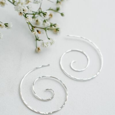 Orecchini a cerchio con filo a spirale in argento