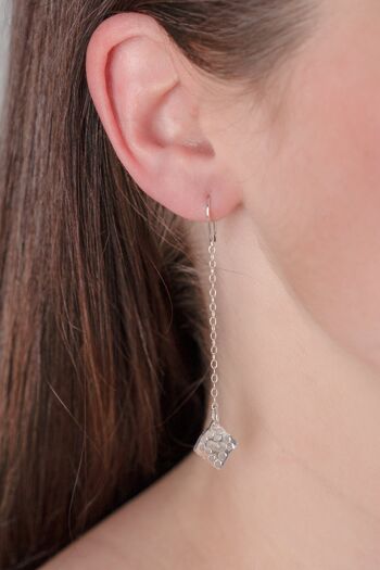 Boucles d'oreilles pendantes en argent sterling avec chaîne et détail carré 1