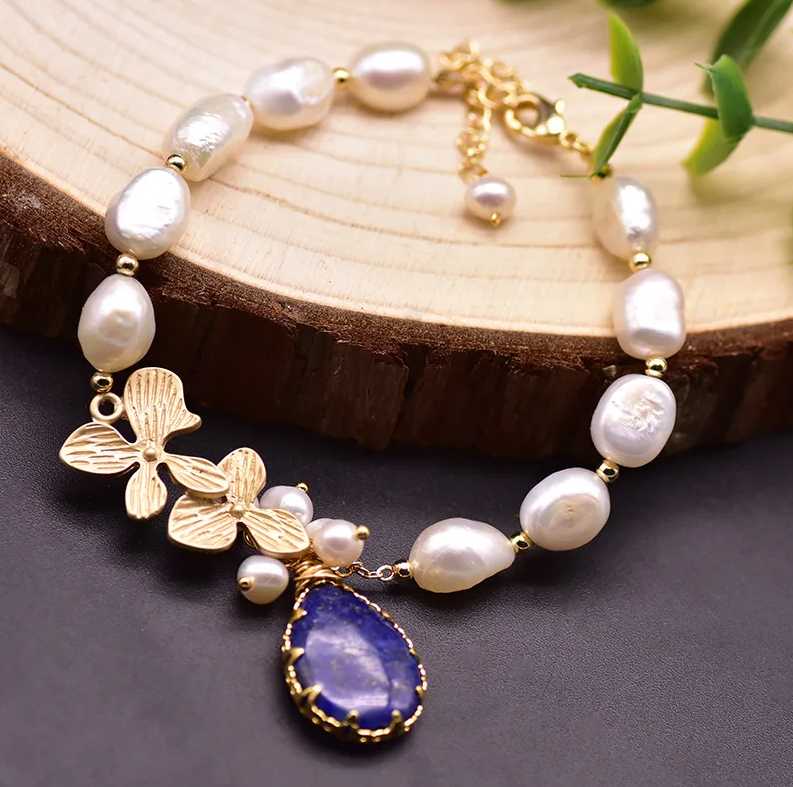 Adjustable bracelet with natural beads and lapis lazuli