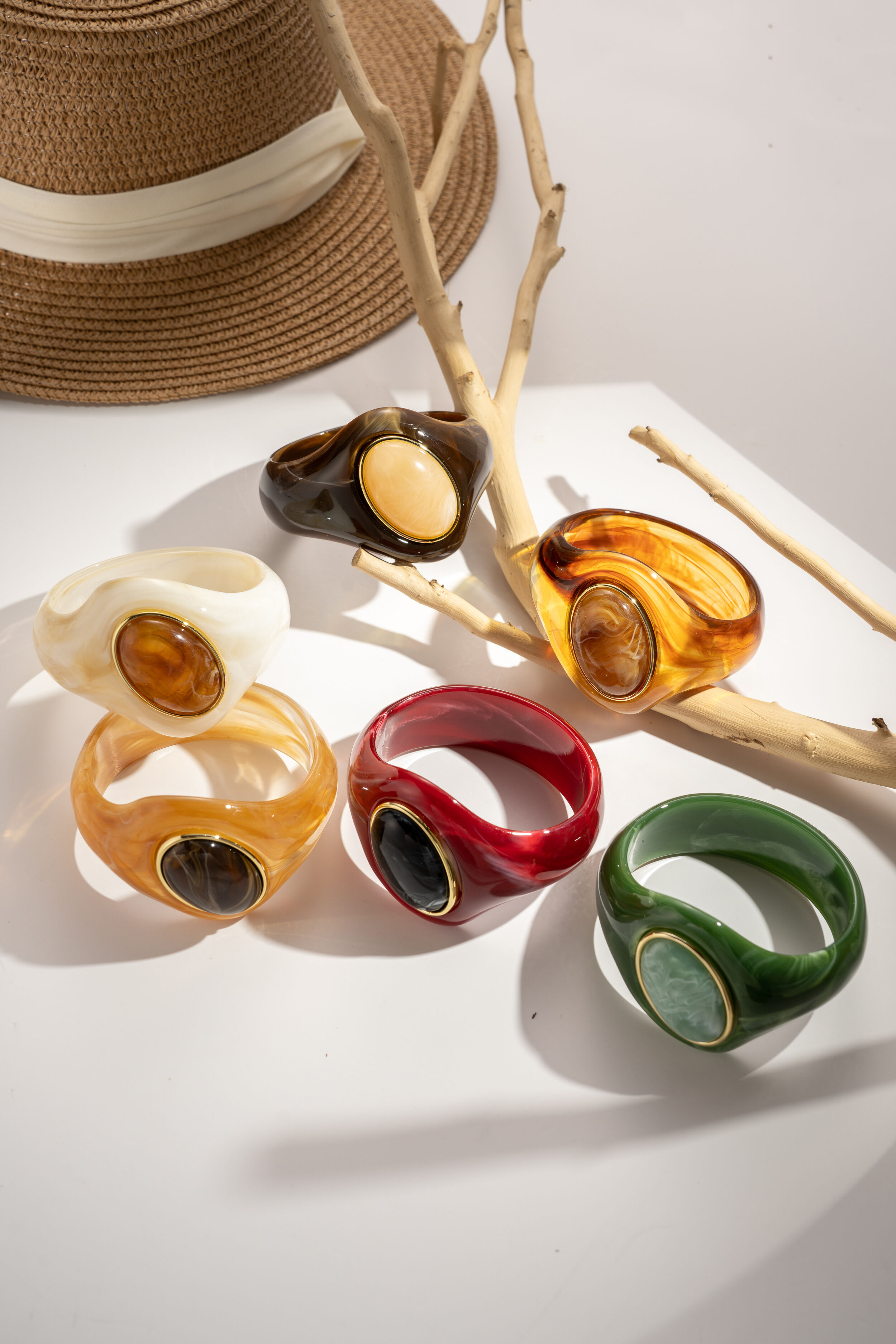 Set aus 6 Armreifen aus Kunstharz mit großen ovalen Cabochons in verschiedenen Farben, schick und modern.
