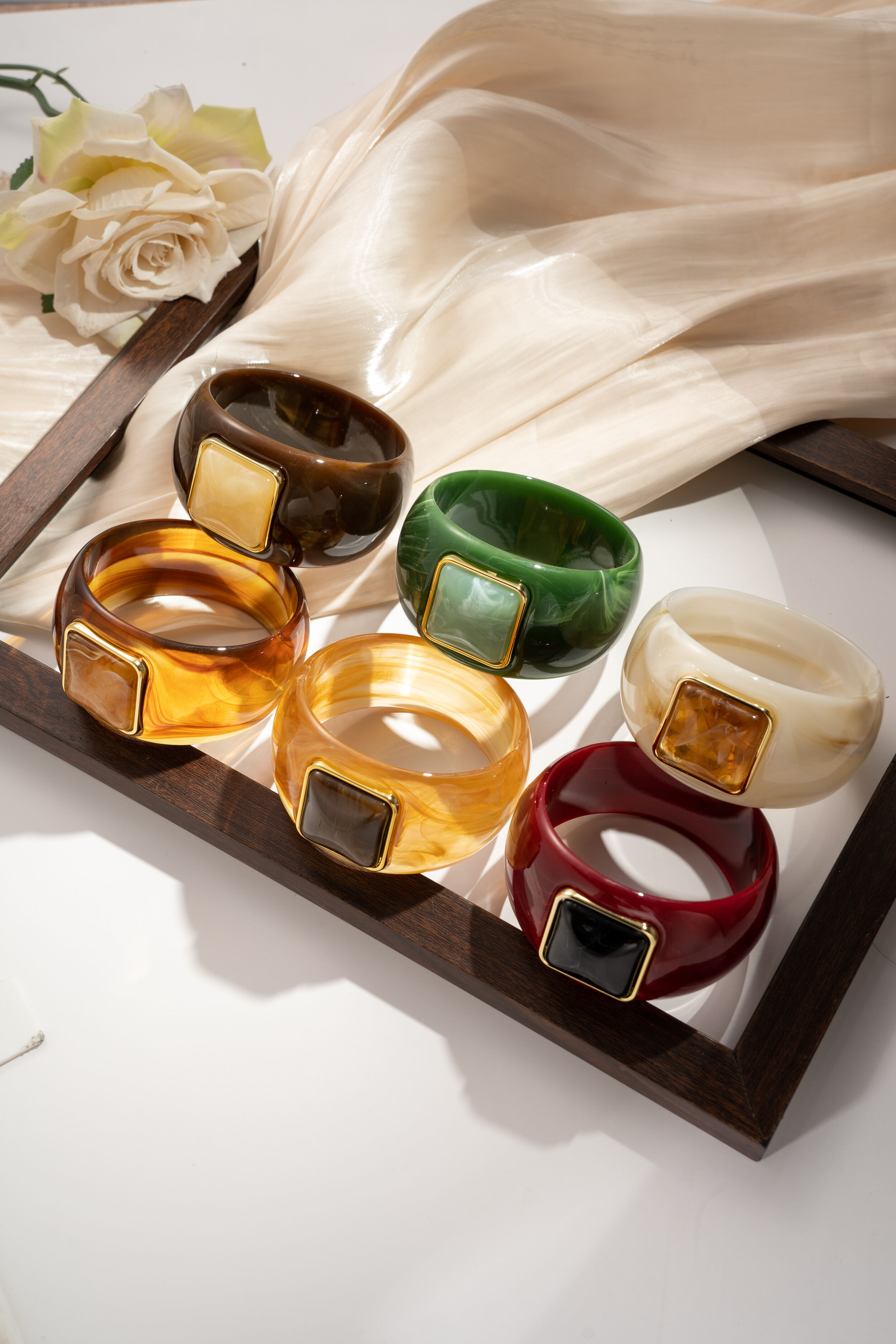 Set aus 6 Armreifen aus Kunstharz mit großen quadratischen Cabochons in verschiedenen Farben, schick und modern.