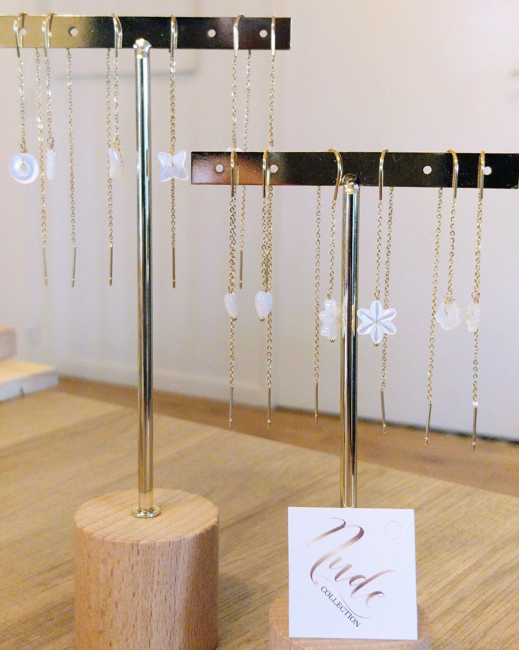 Set of 6 pairs of mother-of-pearl earrings on hypoallergenic steel.