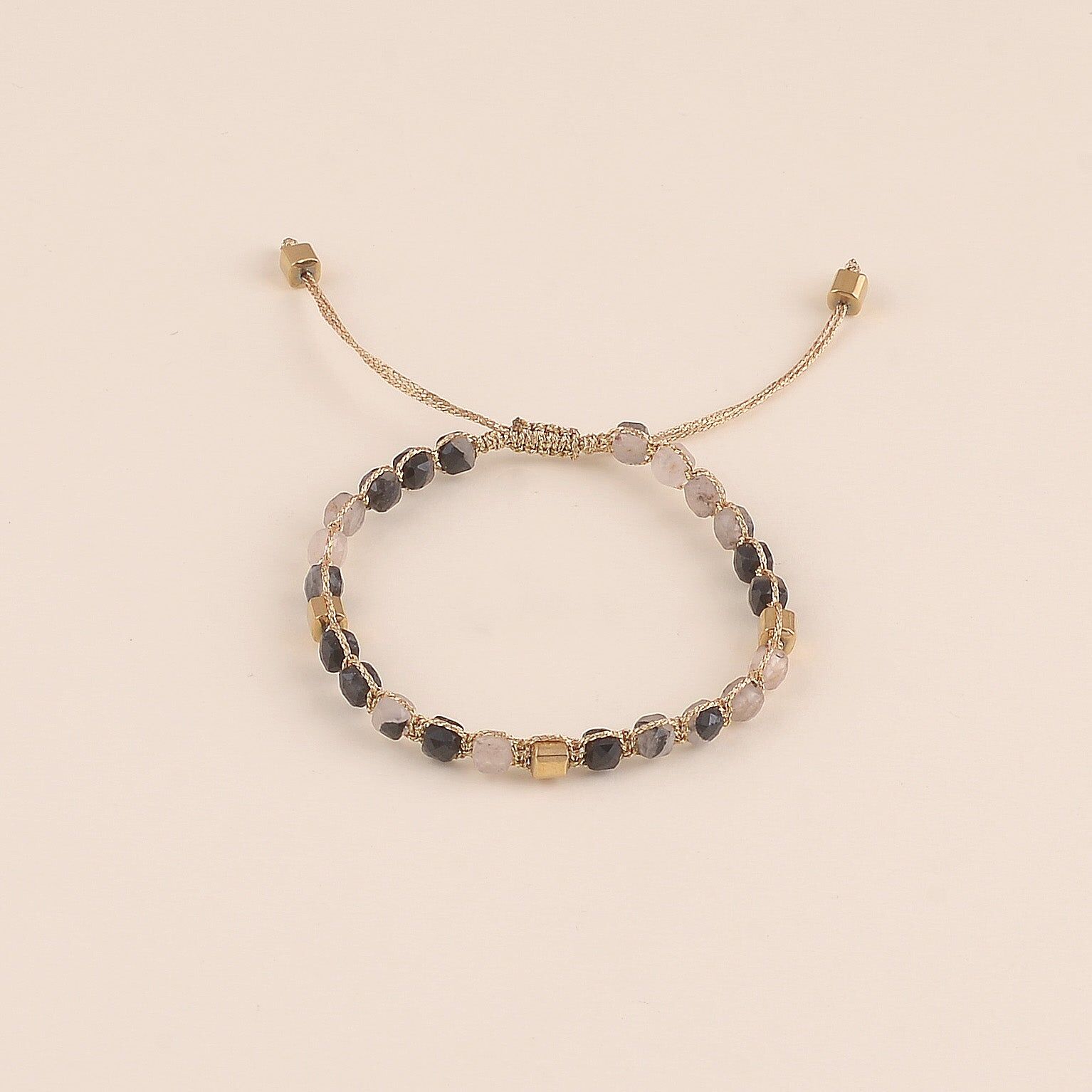 Bracelet - sur cordon avec pierres naturelles cubiques, fermoir coulissant