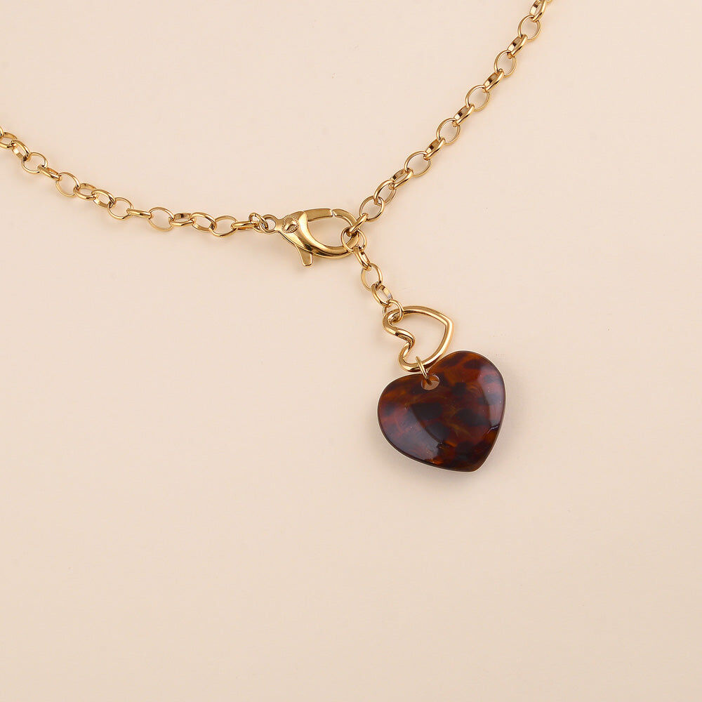 Collier - coeur en résine léopard