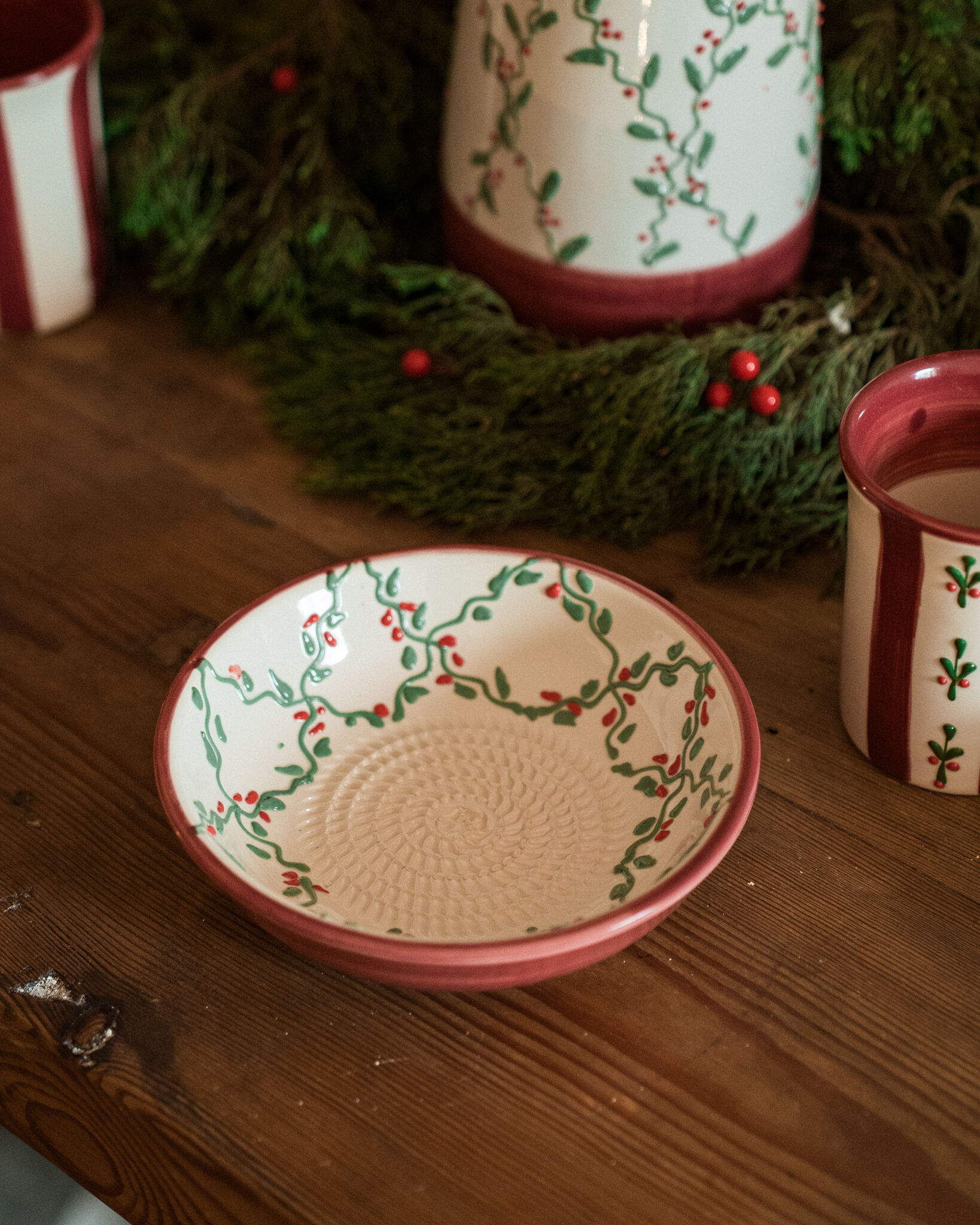 Ceramic Garlic Grater Dish - Medium Mistletoe - Christmas Special
